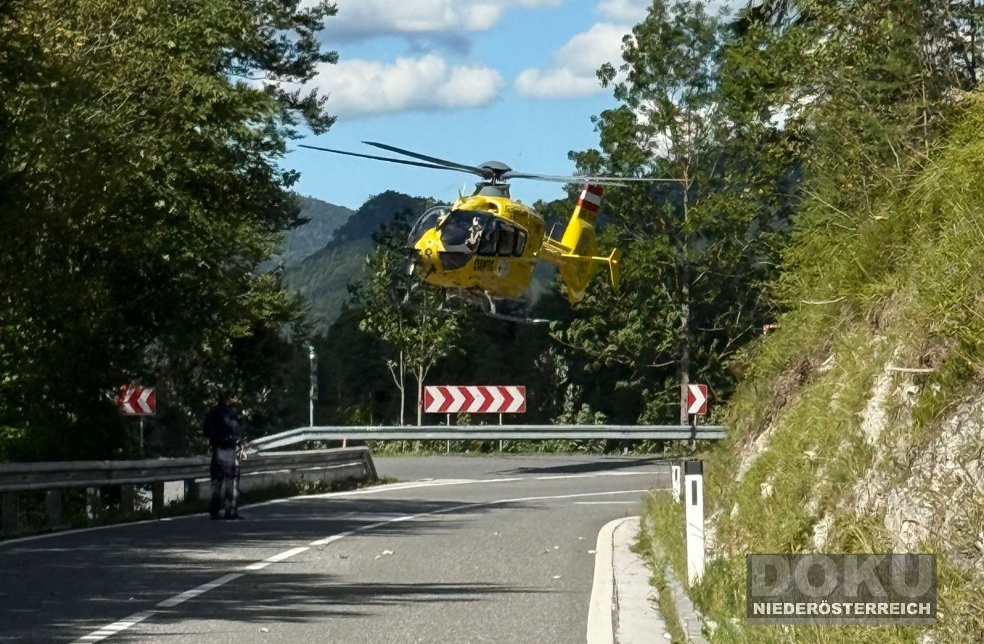 Ein Rettungshubschrauber transportierte die Schwerverletzte. 