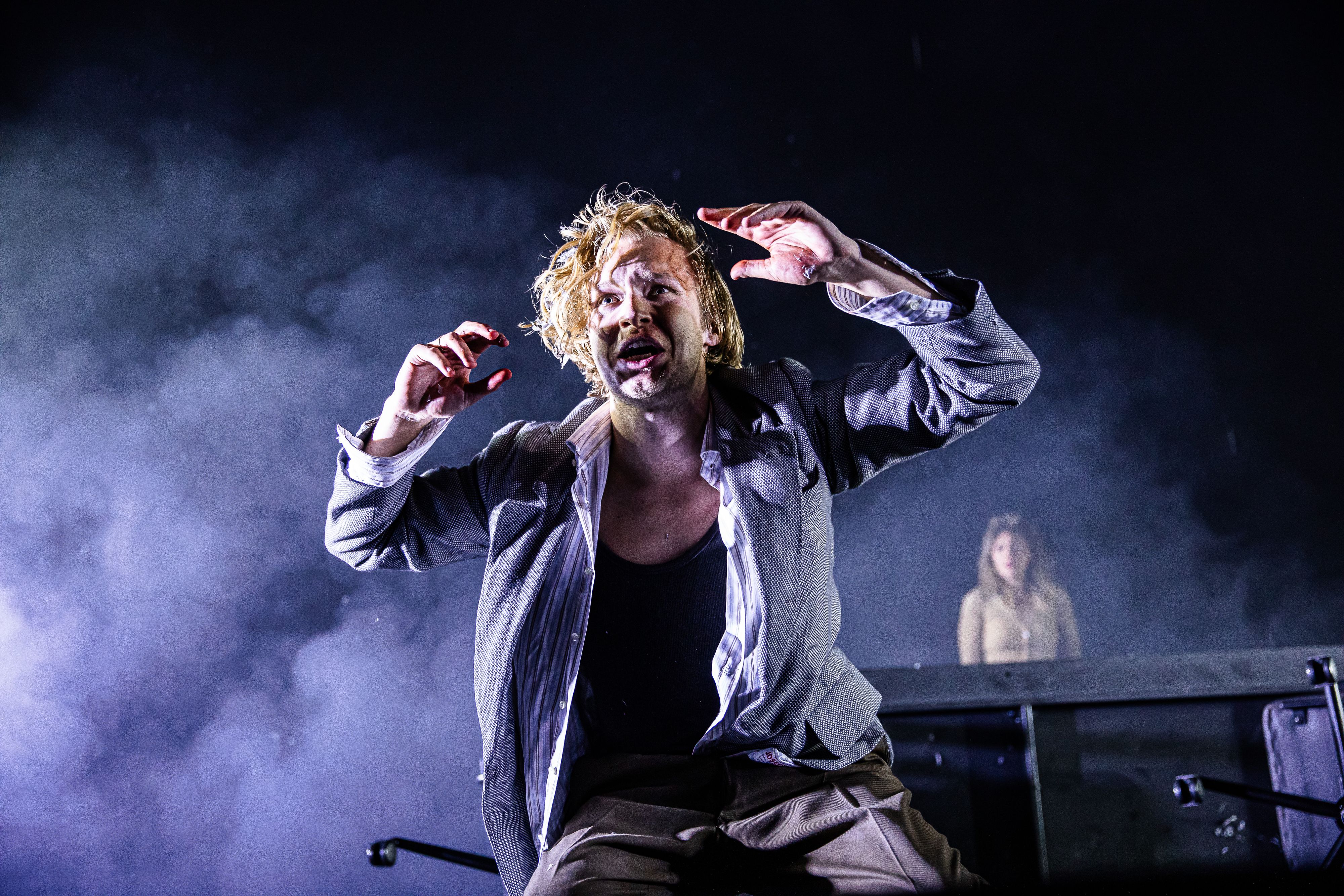 Nils Arztmann als Hugo.