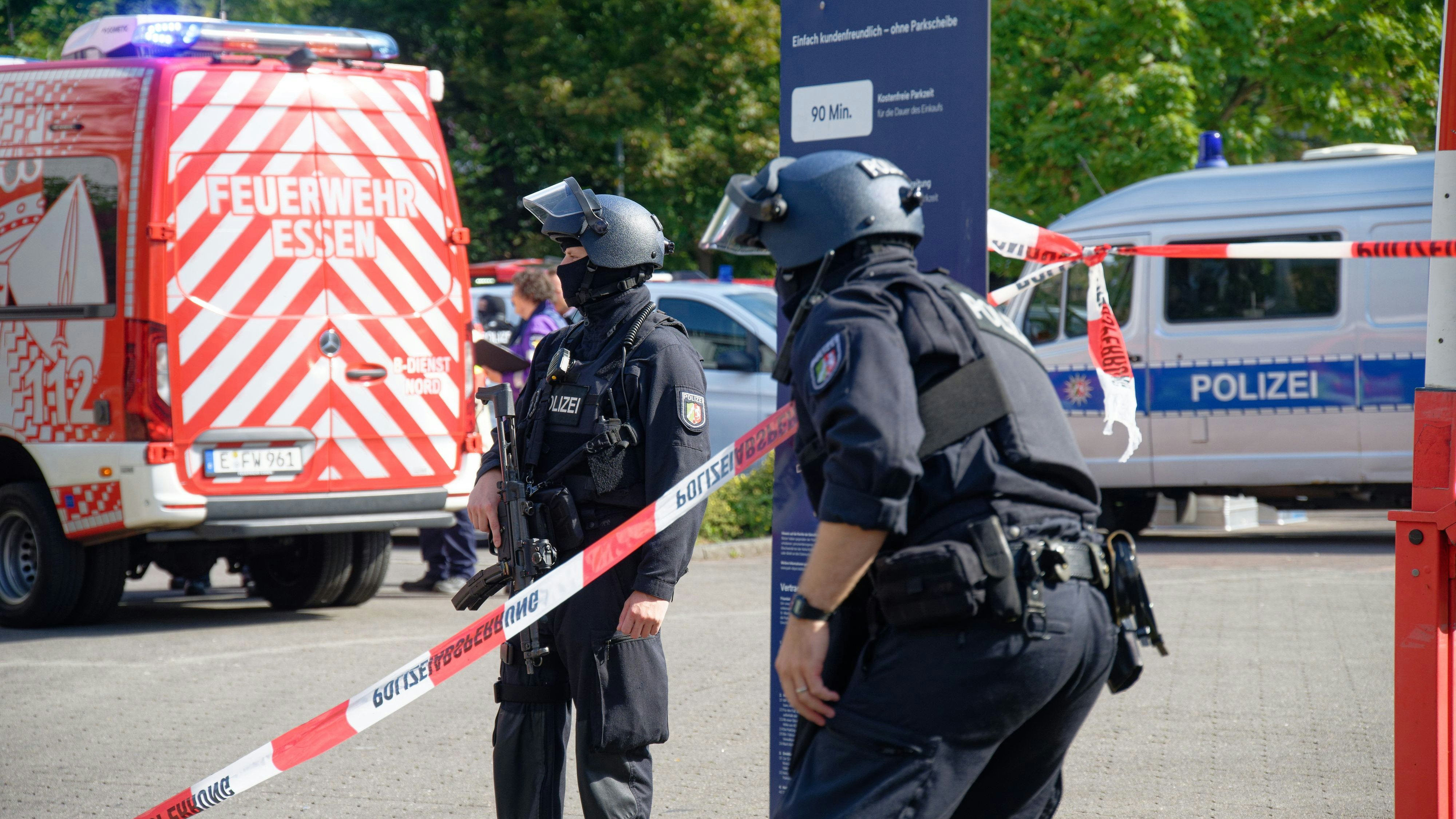 Download von www.picturedesk.com am 05.09.2025 (12:12).  05 September 2025, North Rhine-Westphalia, Essen: Police officers stand at a barrier with flutter tape at a vocational college in Essen. A teacher at the vocational college was attacked and injured by a perpetrator with a knife. According to security sources, the perpetrator was a pupil at the school. He fled the scene. Photo: Henning Kaiser/dpa - 20250905_PD3115 - Rechteinfo: Rights Managed (RM)