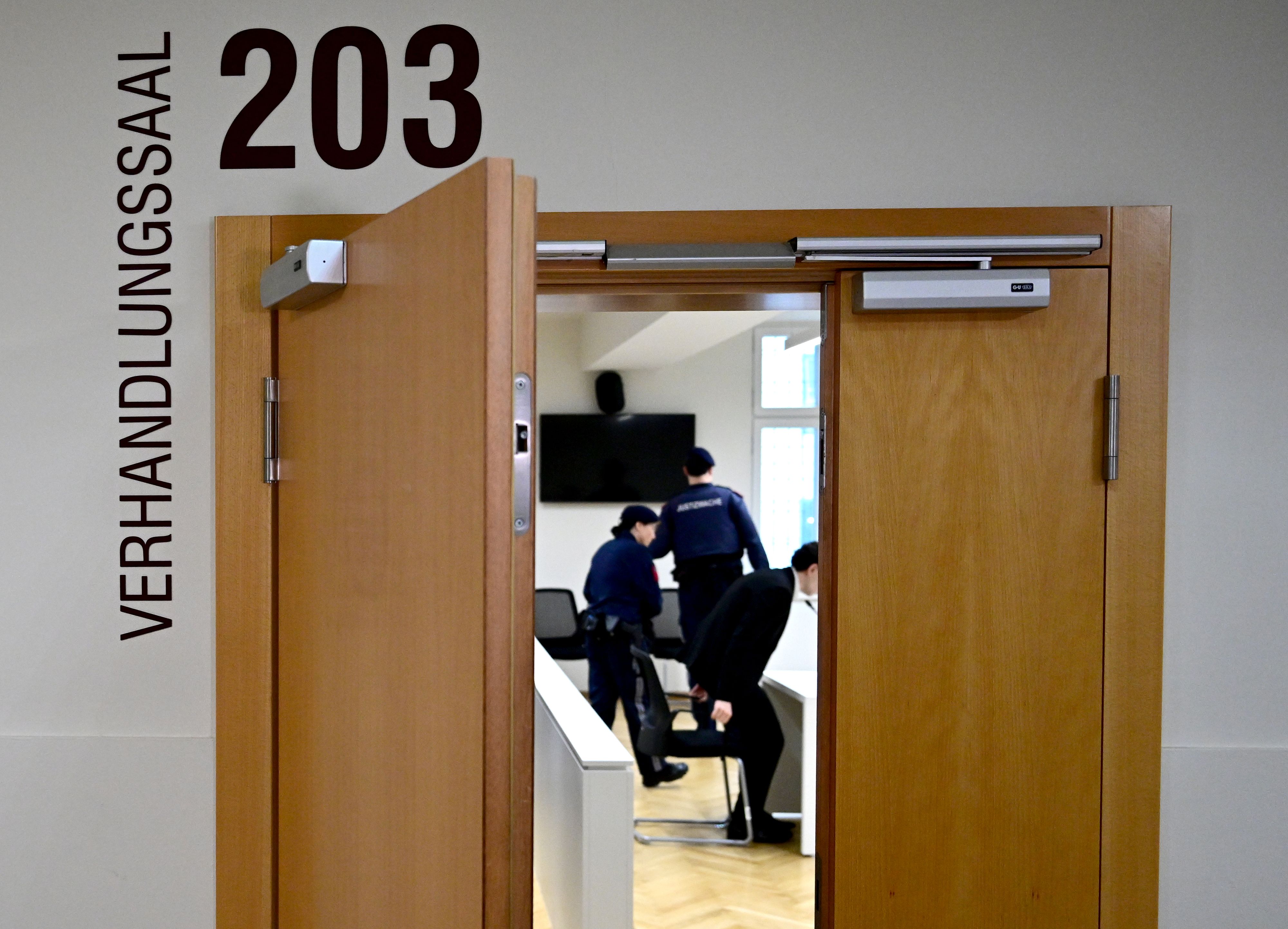 Ein Blick auf die sich schließende Türe des Verhandlungssaales im Rahmen des Mordprozesses um einen, in Wien-Favoriten erdrosselten und in Koffer gepackten Mann, am Freitag, 5. August 2025 am Straflandesgericht Wien