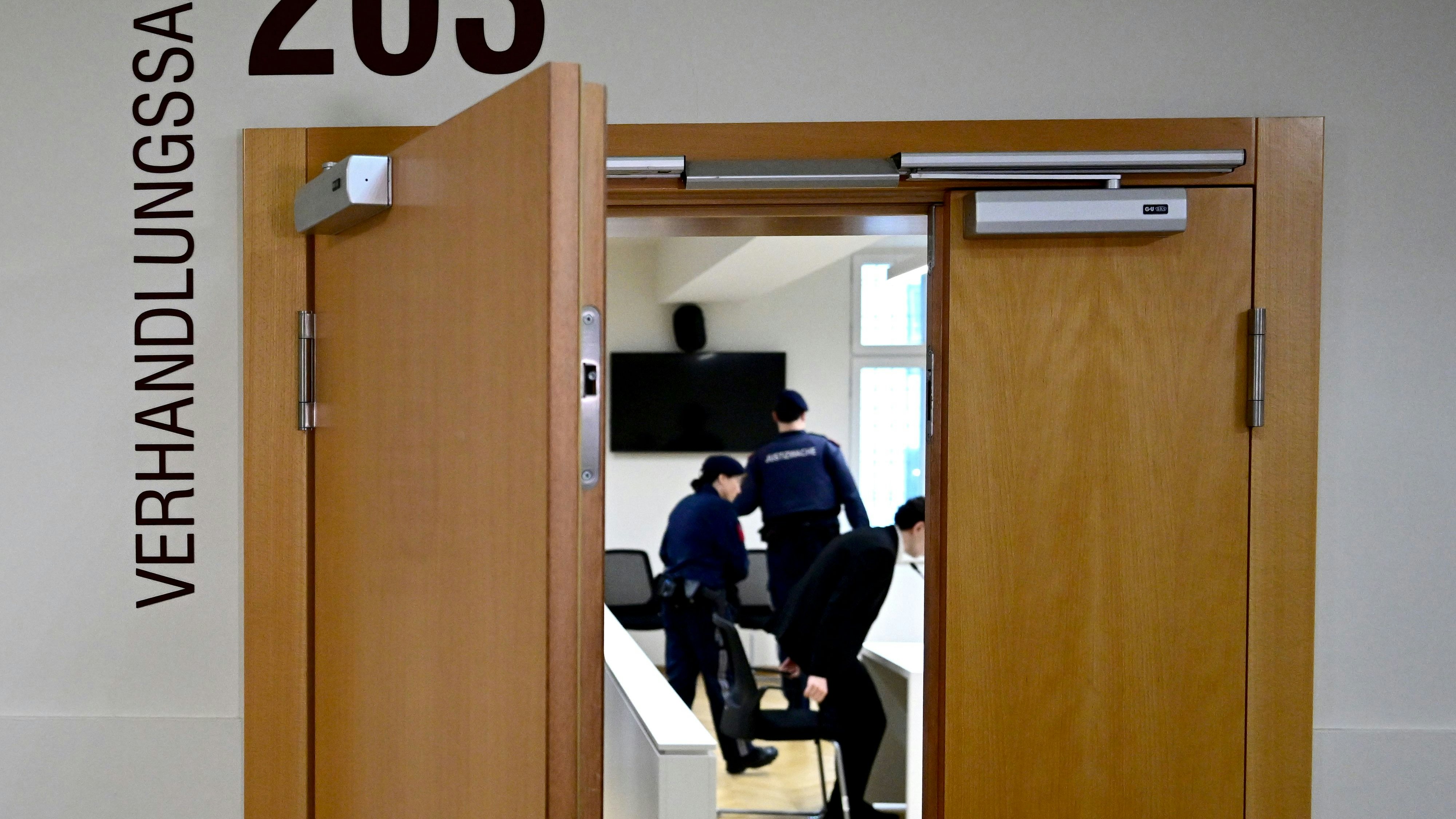 Ein Blick auf die sich schließende Türe des Verhandlunssaales im Rahmen des Mordprozesses um einen, in Wien-Favoriten erdrosselten und in Koffer gepackten Mann, am Freitag, 5. August 2025 am Straflandesgericht Wien