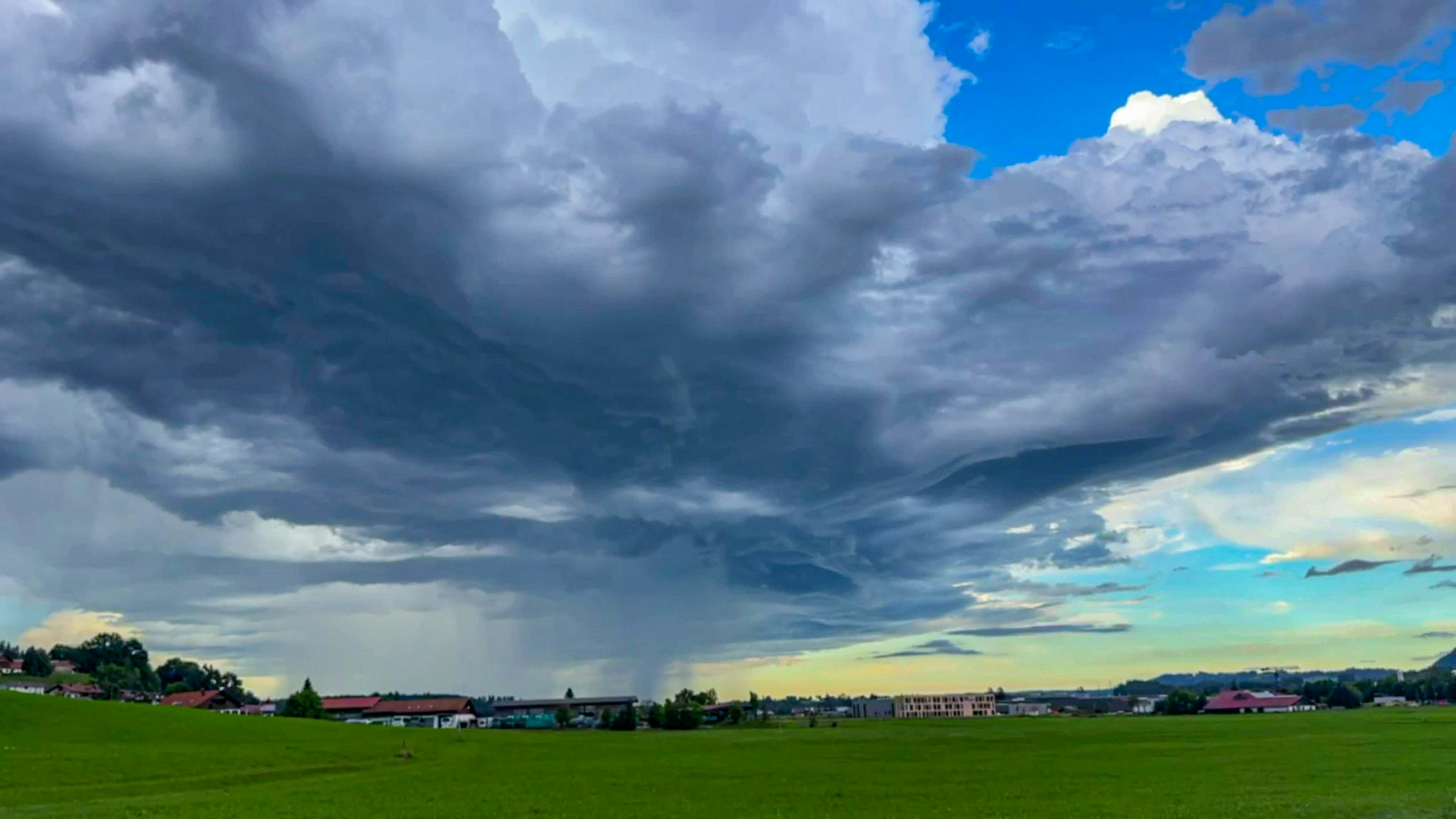 Heute.at - Superzelle mit Mega-Hagel entlädt sich mit voller Wucht