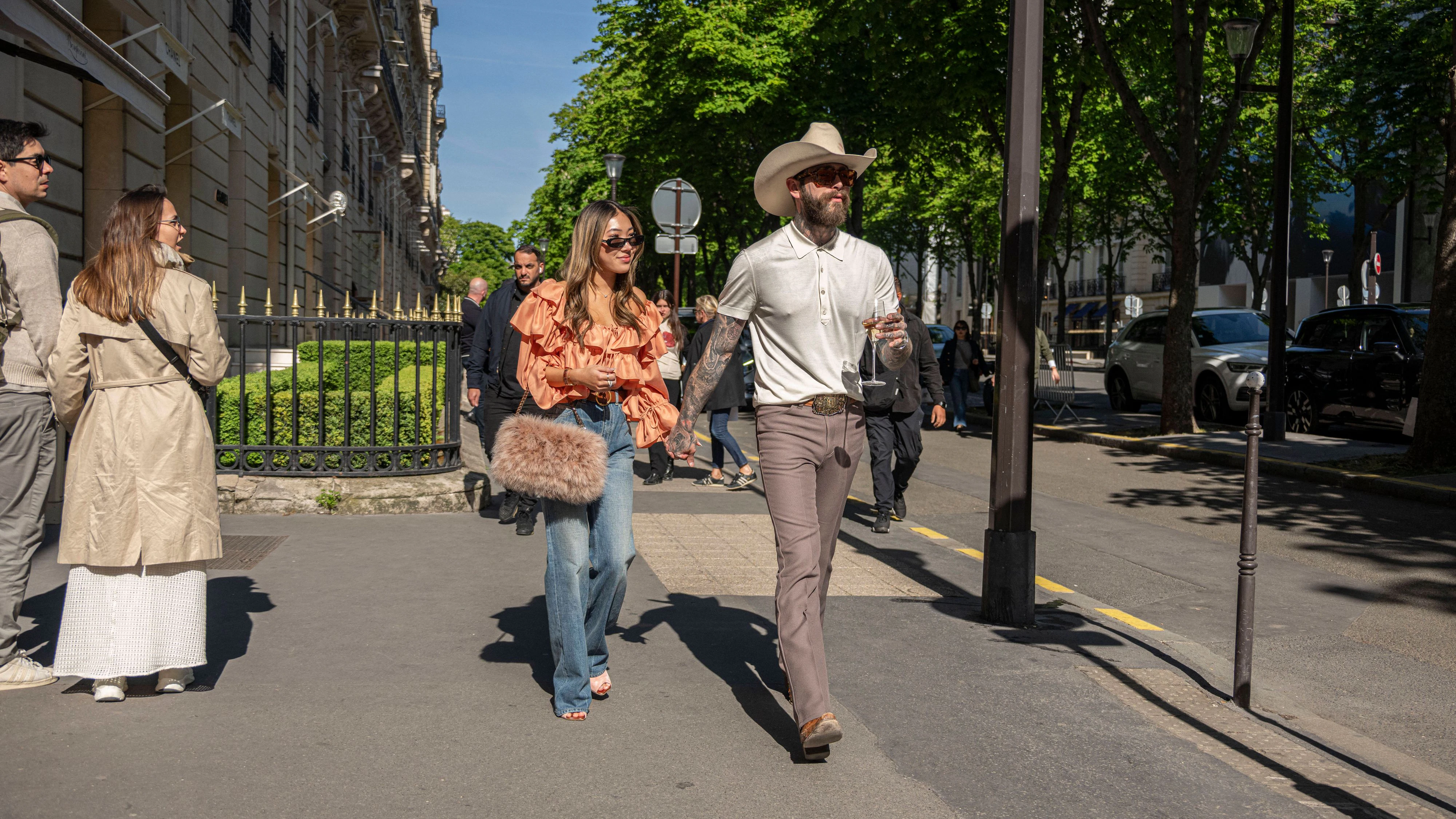 Exclusive American singer Post Malone and his new girlfriend Christy Lee go shopping at luxury boutiques on Avenue Montaigne in Paris Exclusive American singer Post Malone and his new girlfriend Christy Lee go shopping at luxury boutiques on Avenue Montaigne in Paris, France, April 6, 2025 Yehiel Chekroune Bestimage Exclusive For Germany Cal For Price American singer Post Malone and his new girlfriend Christy Lee go shopping at luxury boutiques on Avenue Montaigne in Paris, France, April 6, 2025 Paris France PUBLICATIONxINxGERxAUTxSUIxONLY Copyright: xYehielxChekrounex/xBestimagexYehielxChekrounex/xBestimagex