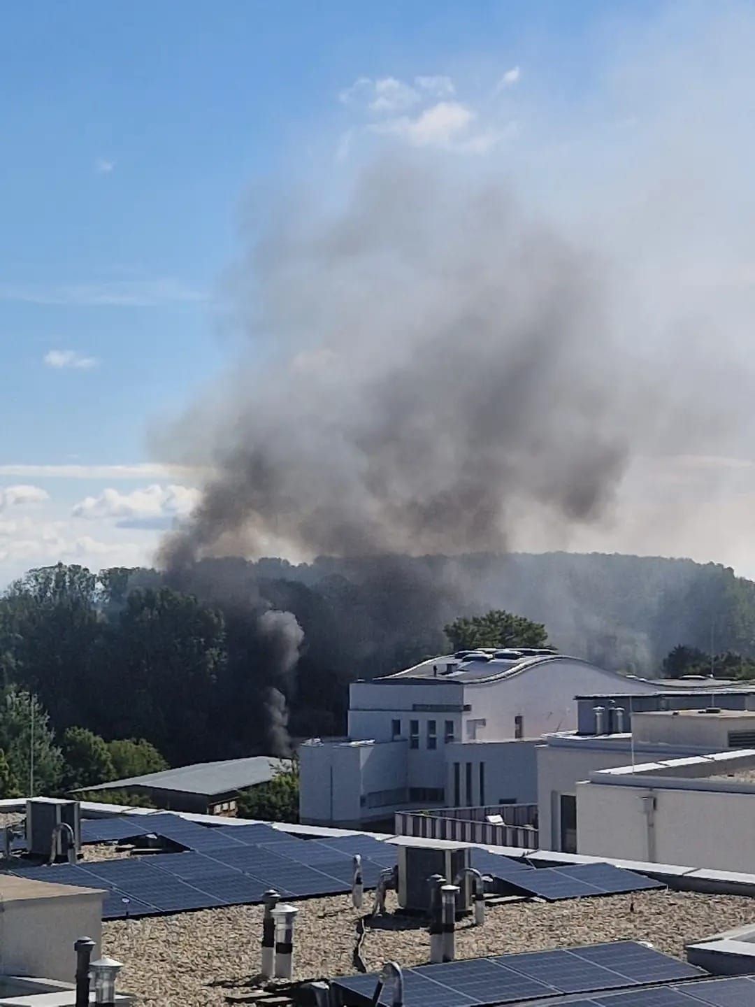 Der Reitstallbrand fordert die Einsatzkräfte in Klosterneubeurg.