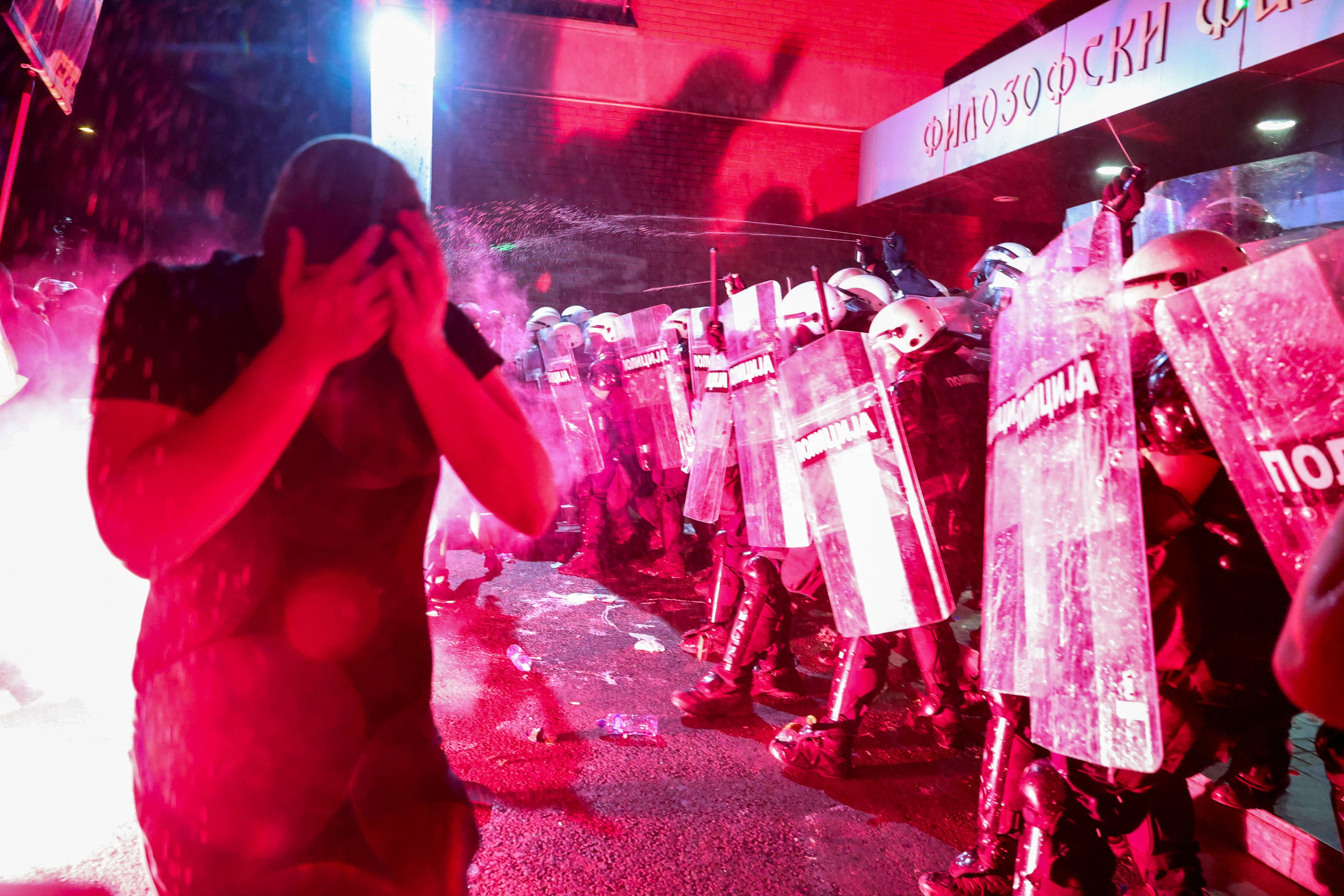 Auf dem Uni-Campus in Novi Sad kam es zu einer Straßenschlacht mit der Polizei.
