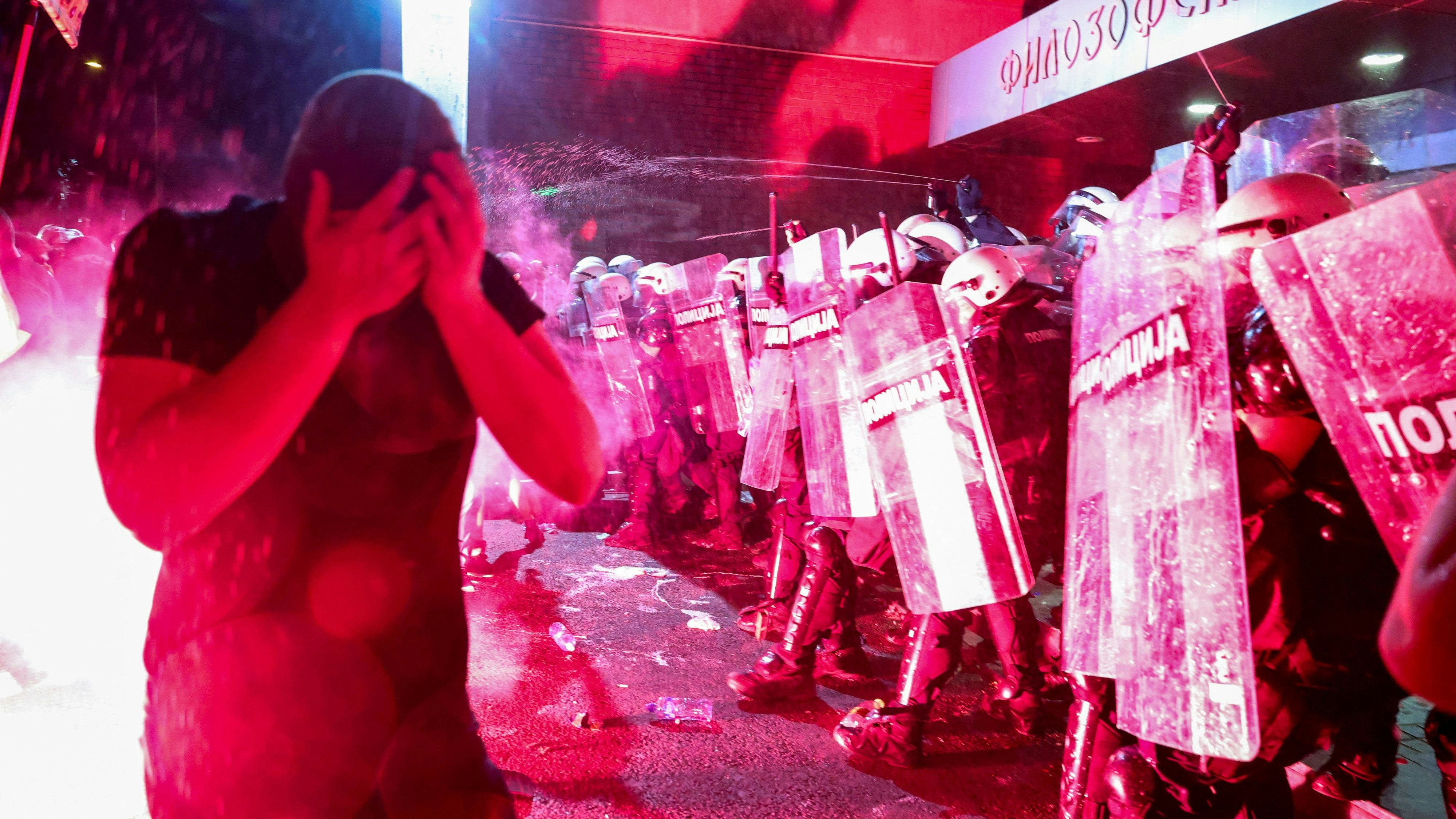 Heute.at - Polizei setzt Tränengas bei Protesten in Serbien ein