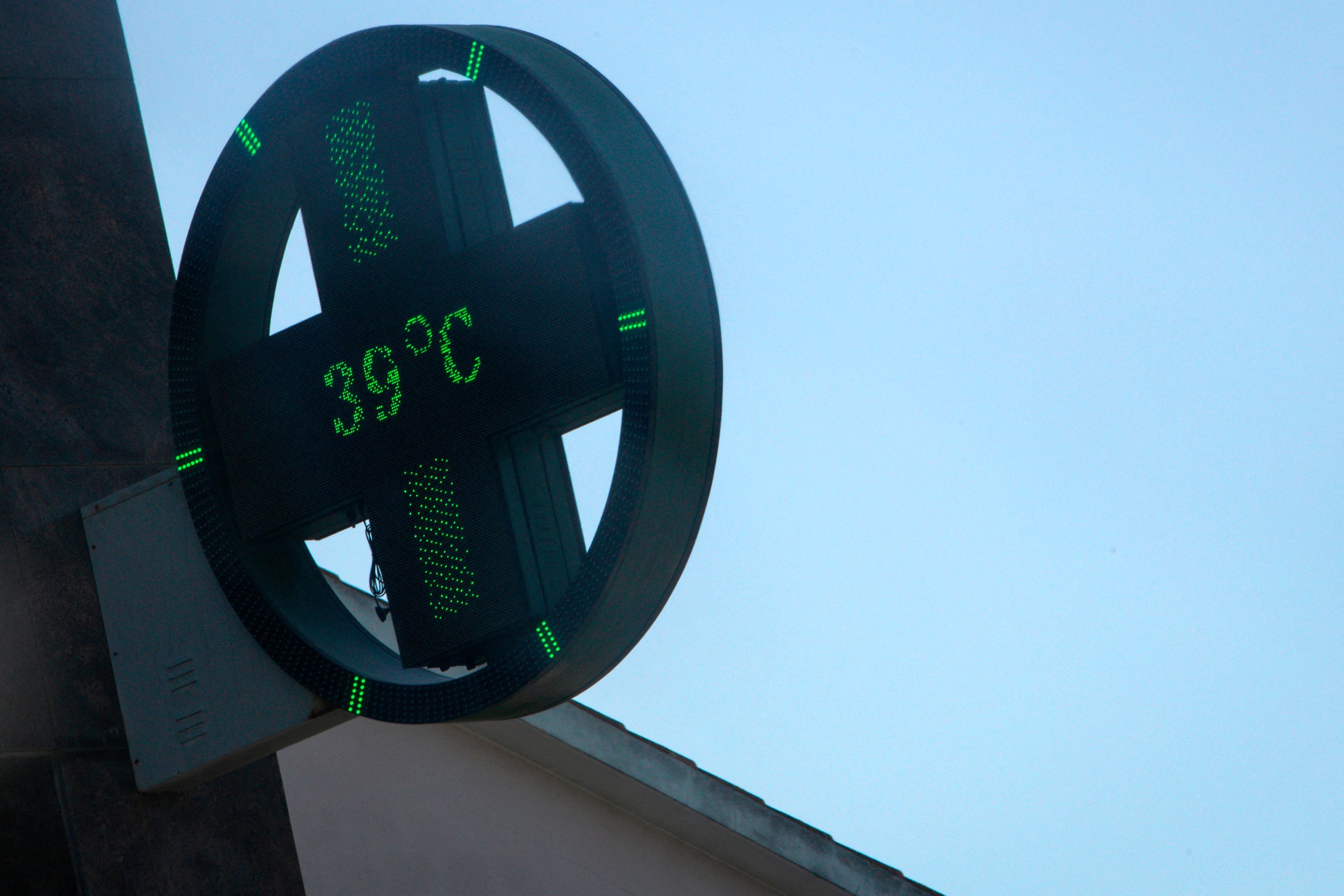 39 Grad Celsius zeigte ein Straßenthermometer in Lissabon während der ersten Hitzewelle Ende Juni. Der Klimawandel befeuert Hitzewellen.