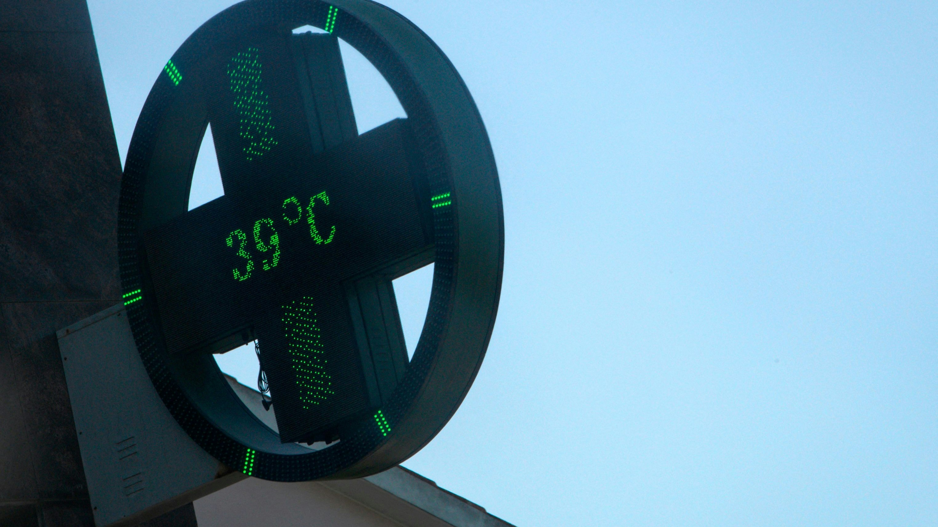 39 Grad Celsius zeigte ein Straßenthermometer in Lissabon während der ersten Hitzewelle Ende Juni. Der Klimawandel befeuert Hitzewellen.