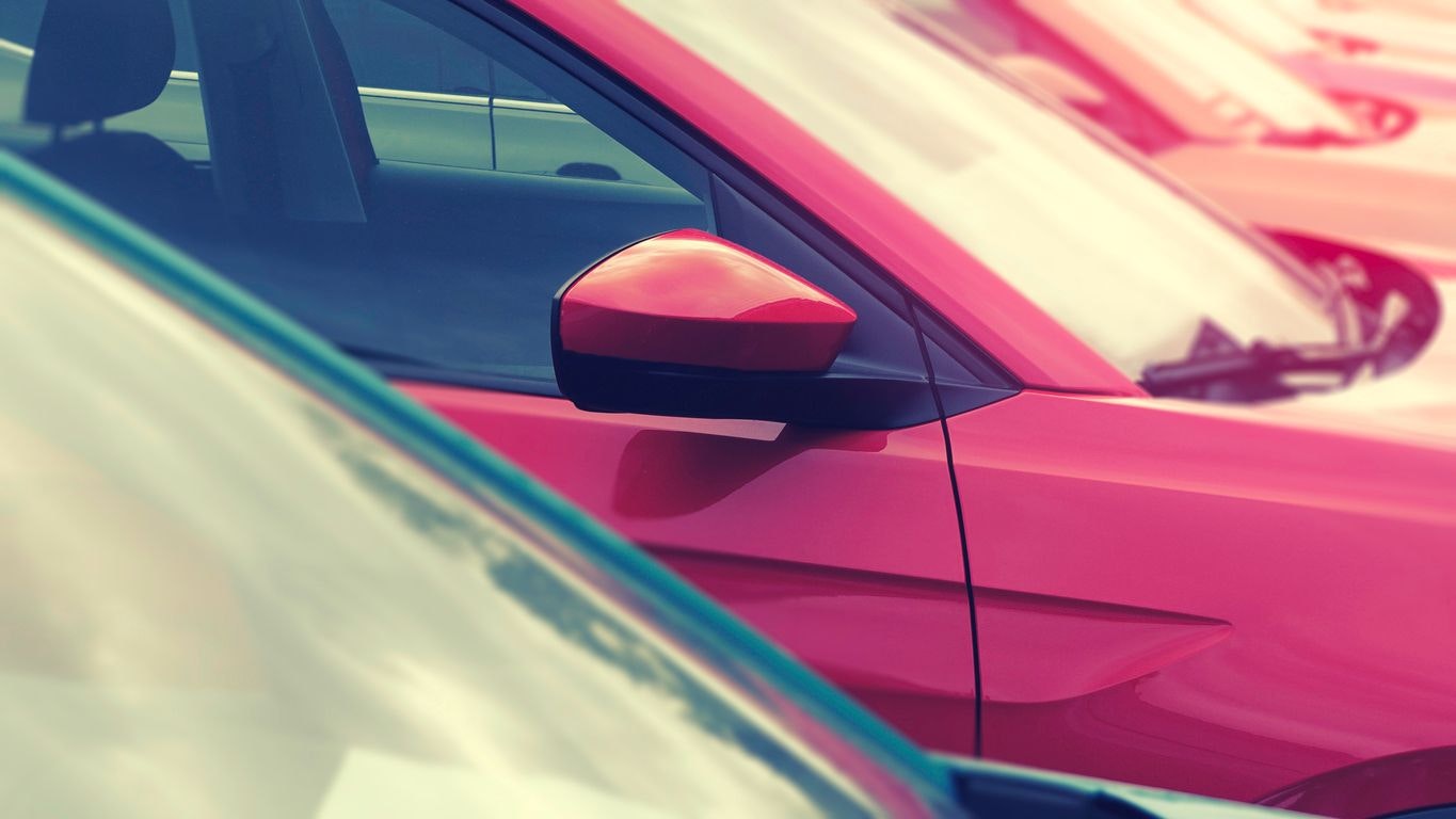 Die Polizei schlug die Seitenscheibe des Fahrzeugs ein. (Symbolbild)