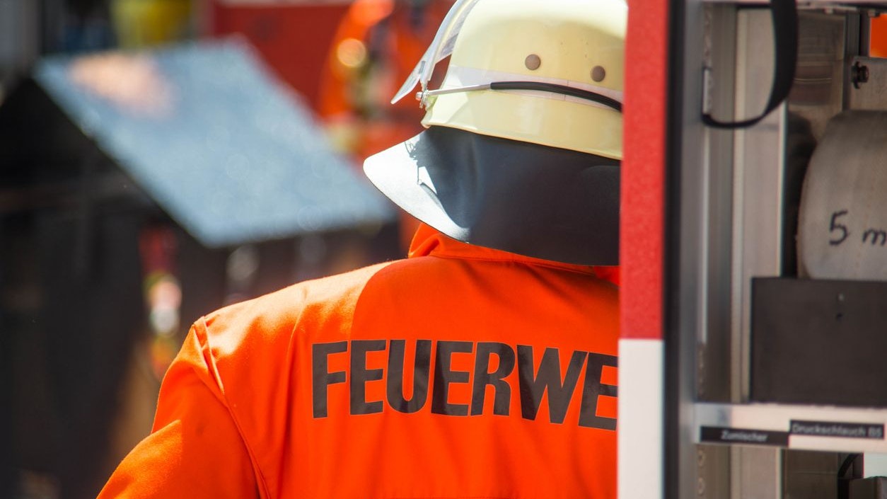 Die Rettungskräfte stehen im Großeinsatz. (Symbolbild)