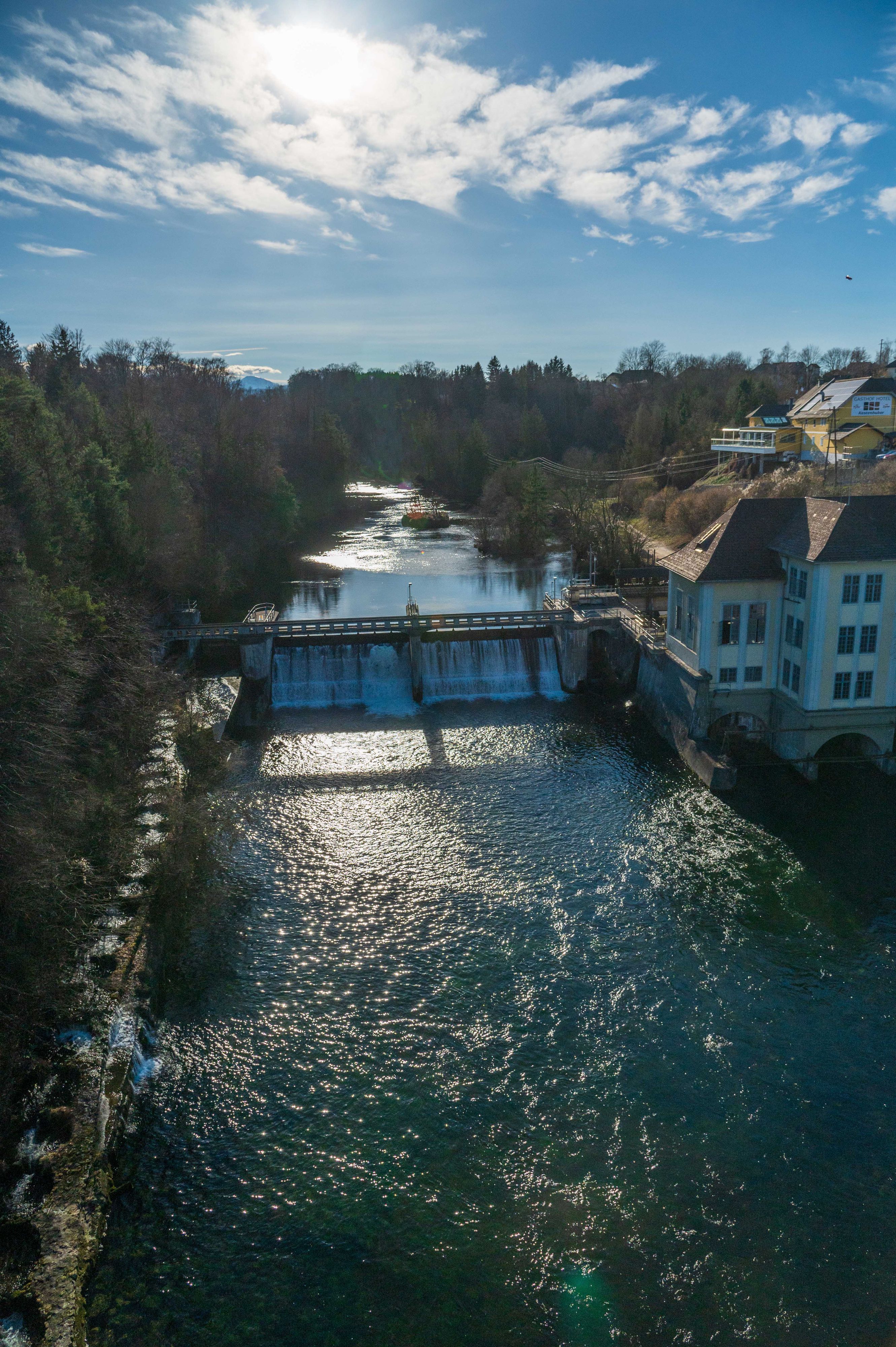 Die Taucher wurden über das Kraftwerk gespült. Symbolbild.