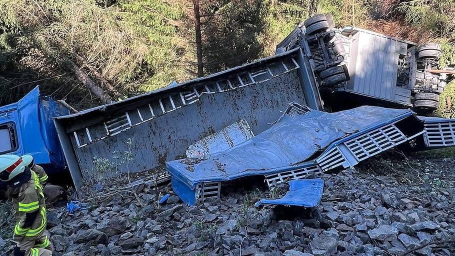 Heute.at - Tiertransporter stürzt Abgang hinunter – 13 Rinder tot