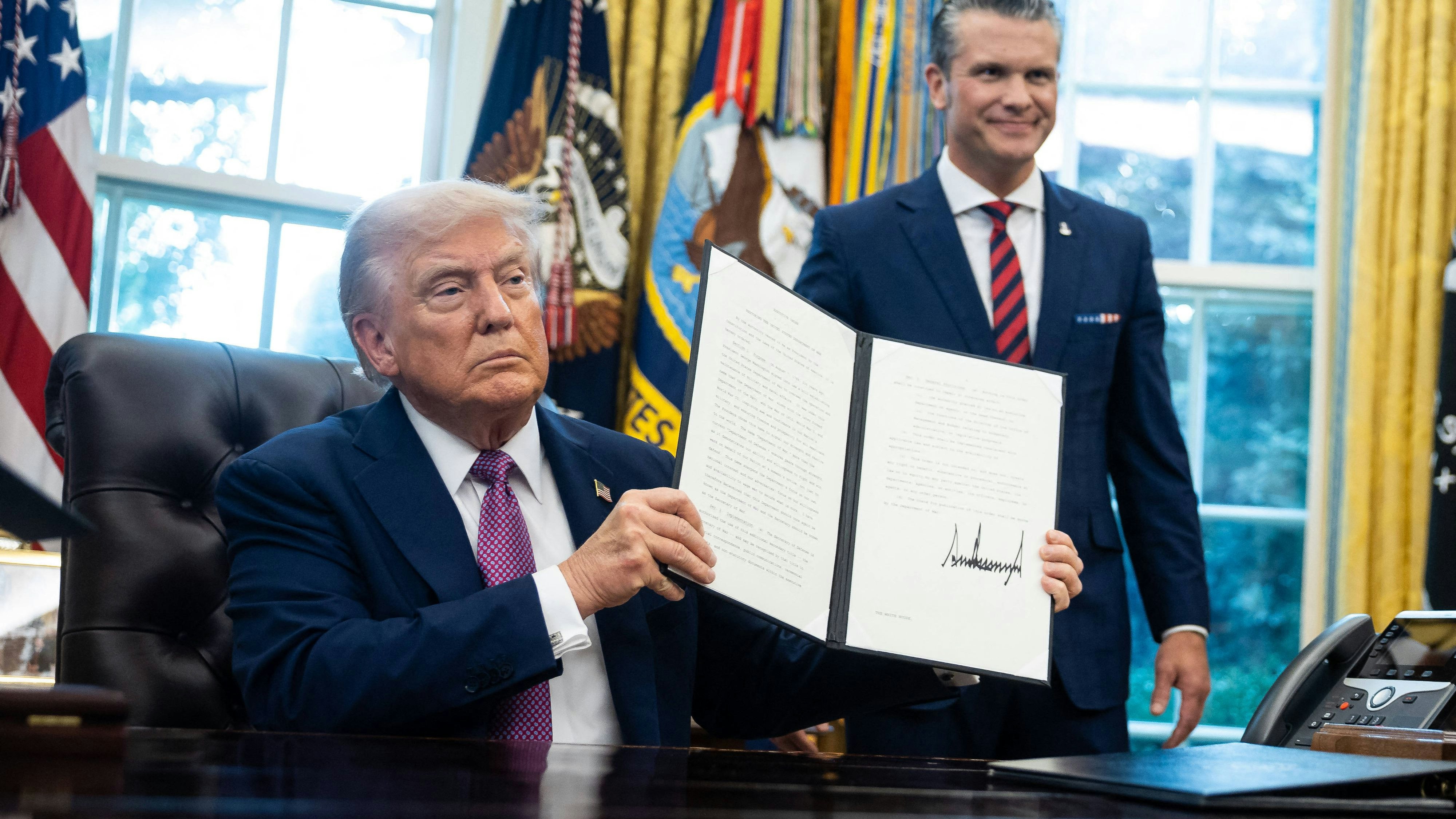 US-Präsident Donald Trump und der nunmehrige "Kriegsminister" Pete Hegseth im Oval Office.