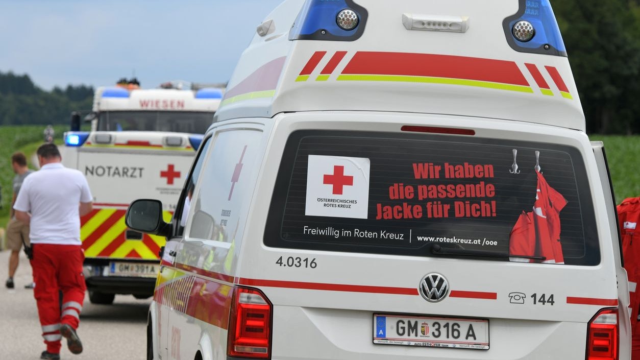 Heute.at - Biker nach heftigem Crash mit Auto auf der Stelle tot