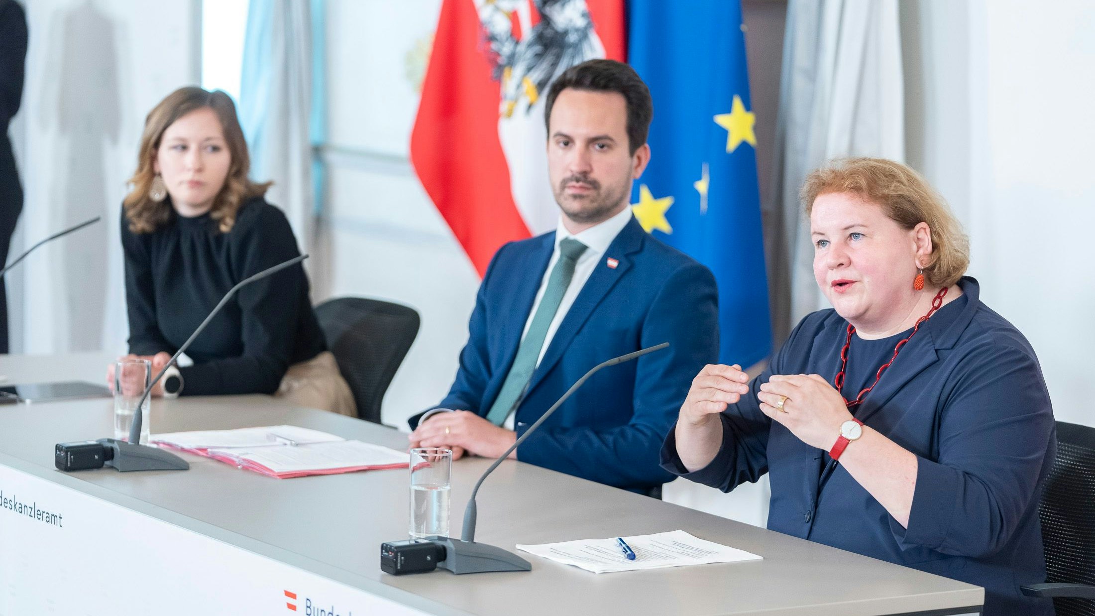 Schumann und Plakolm verhandeln Sozialhile; für Wiederkehr wird Kopftuchverbot an Schulen Thema.