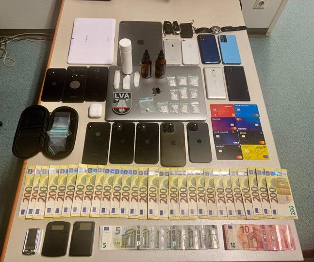 Eine Schwerpunktaktion am Freitag verlief für die Polizei erfolgreich. Bei einem 43-Jährigen fanden sie zahlreiche Suchtmittel, Bargeld und Hadys.