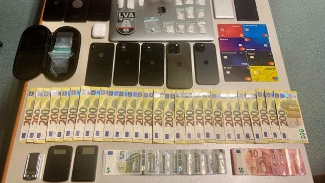 Heute.at - Bargeld, Drogen – Polizei macht in Wien Mega-Fund