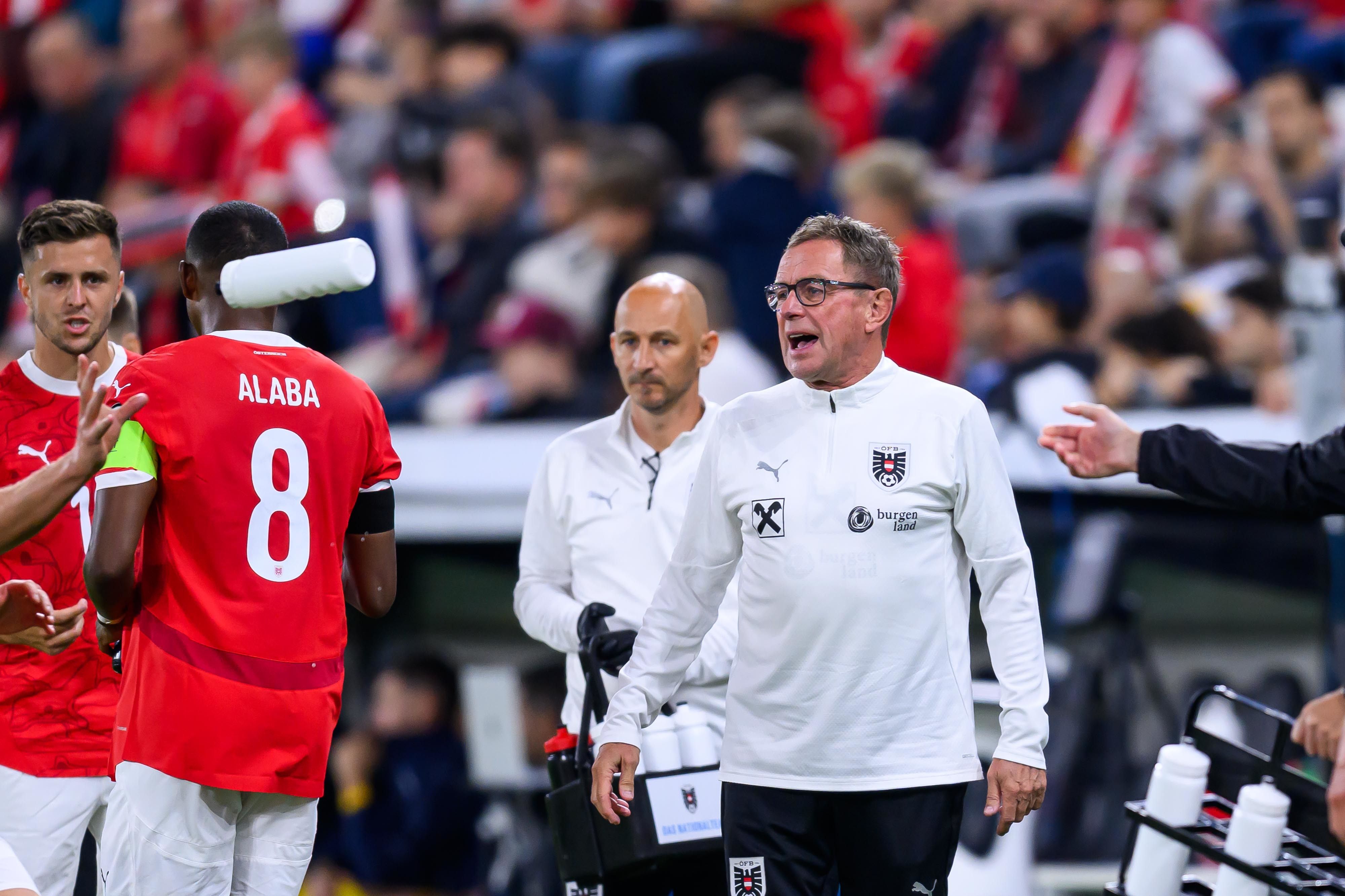 Ralf rangnick freut sich über die drei Punkte.