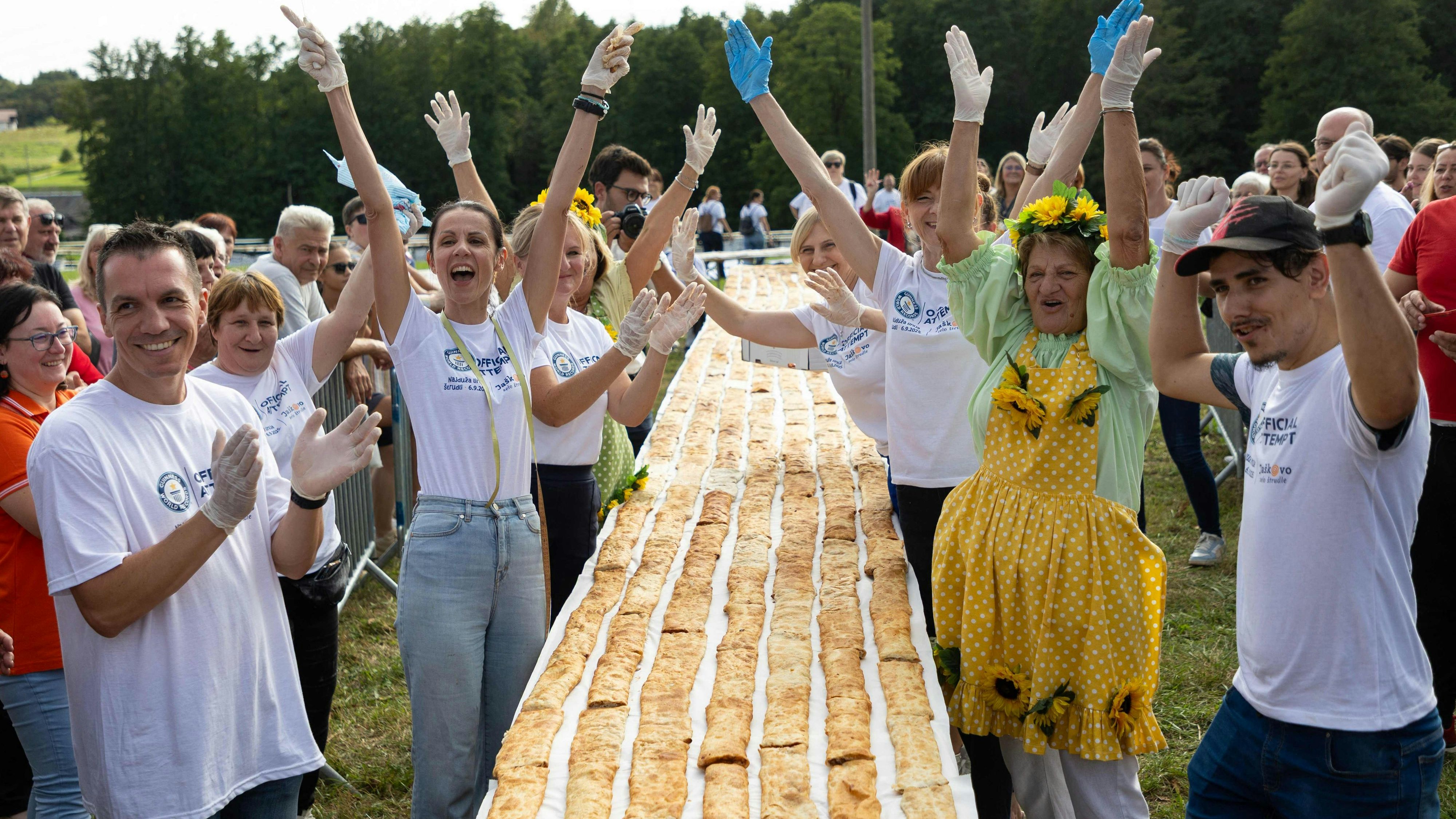 Heute.at - Kroatisches Dorf bäckt längsten Strudel der Welt