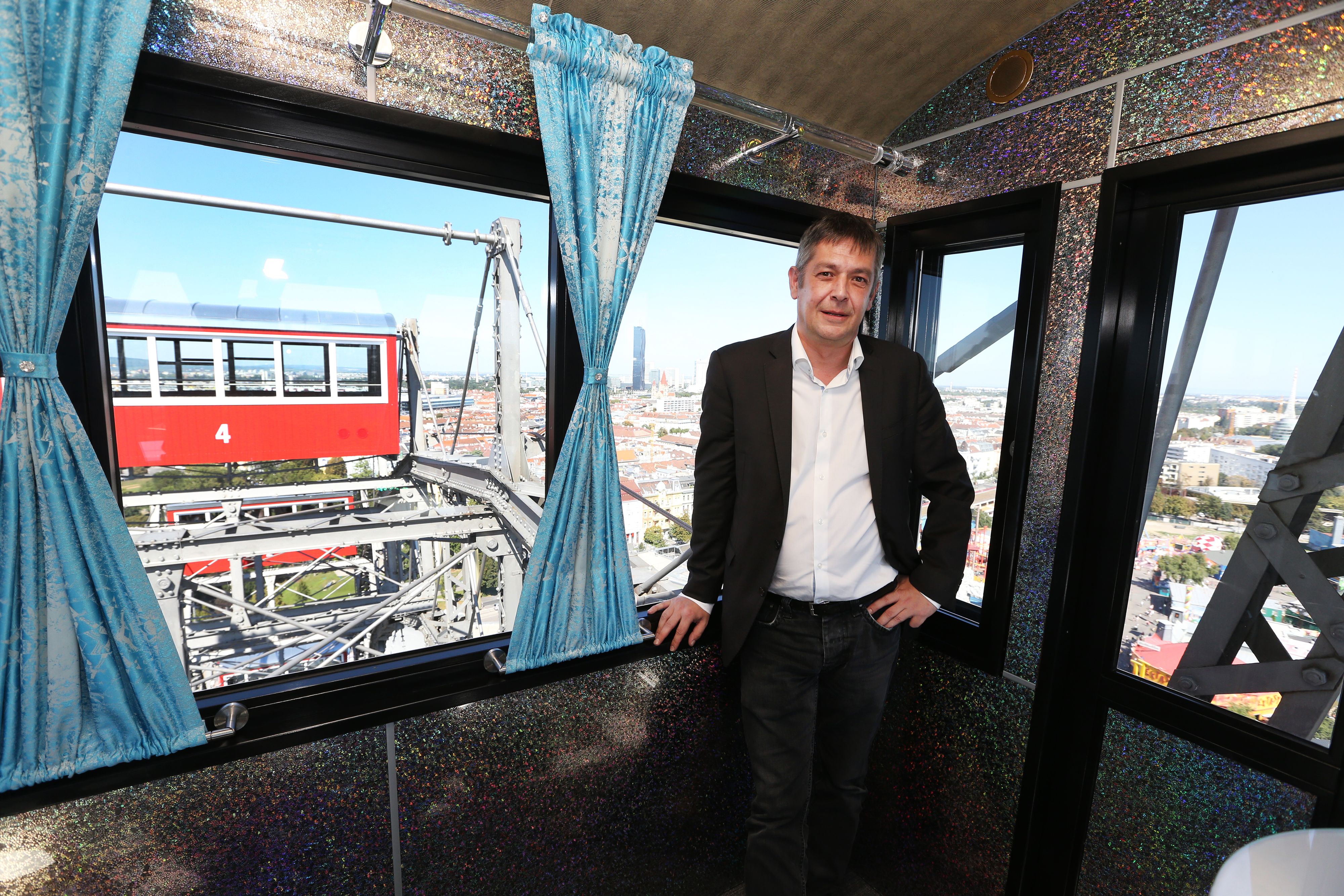 Wolfgang Seidl bei einem Interview im Wiener Riesenrad.