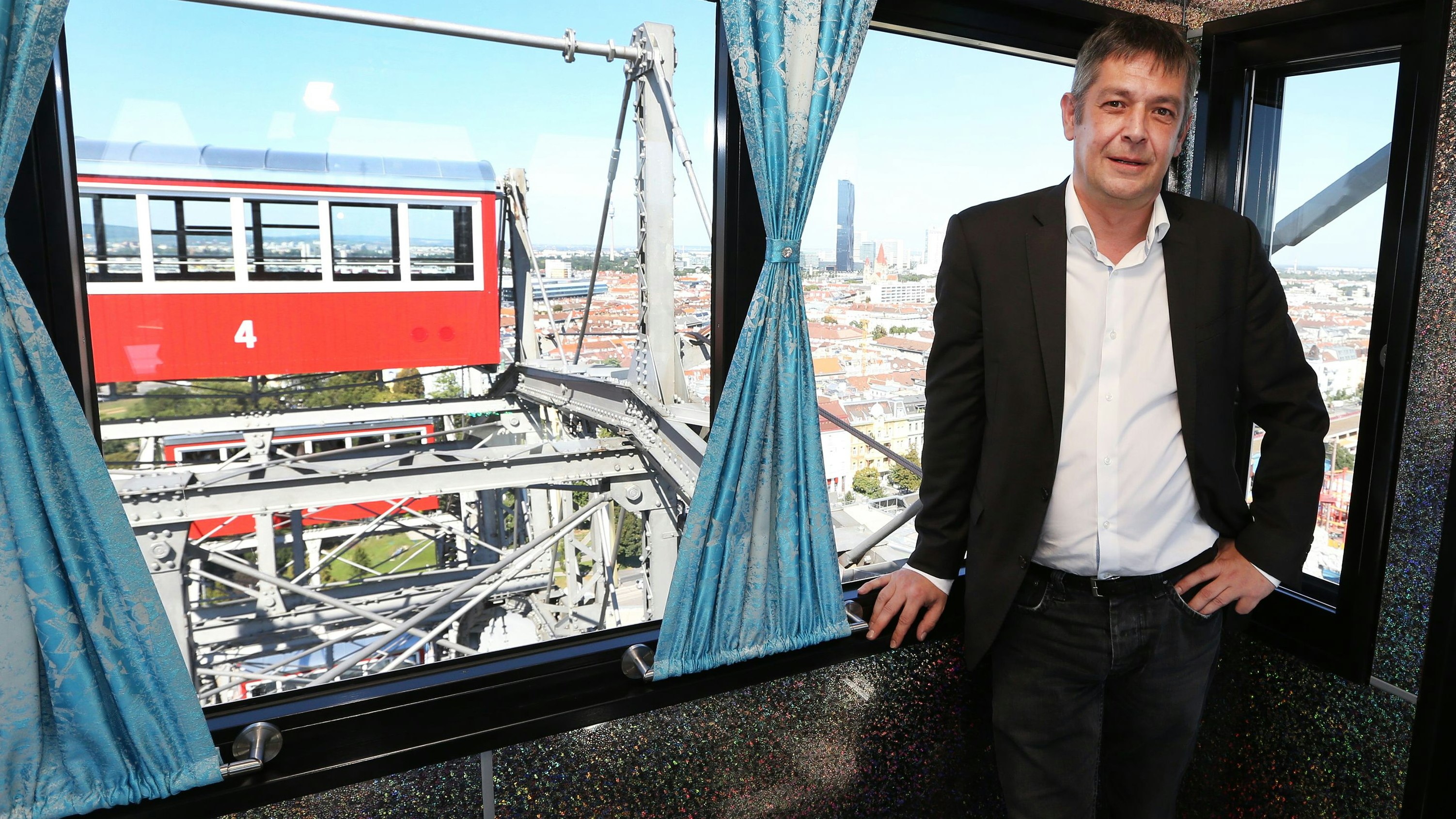 Wolfgang Seidl bei einem Interview im Wiener Riesenrad.