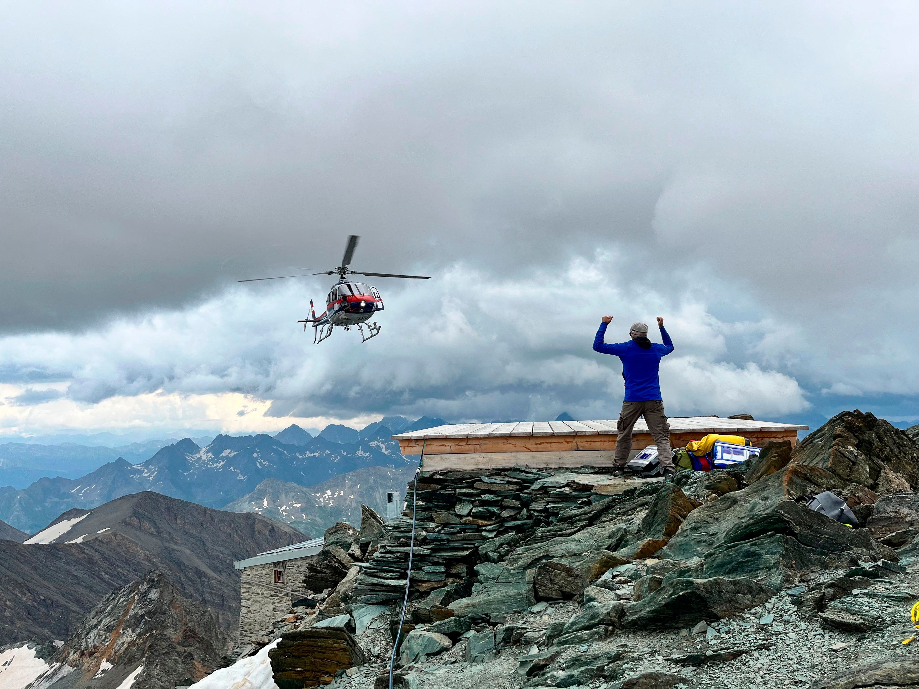 Der Polizeihubschrauber Libelle holte die panischen Frauen vom Berg. (Archivbild; Landeanflug auf Adlersruhe)