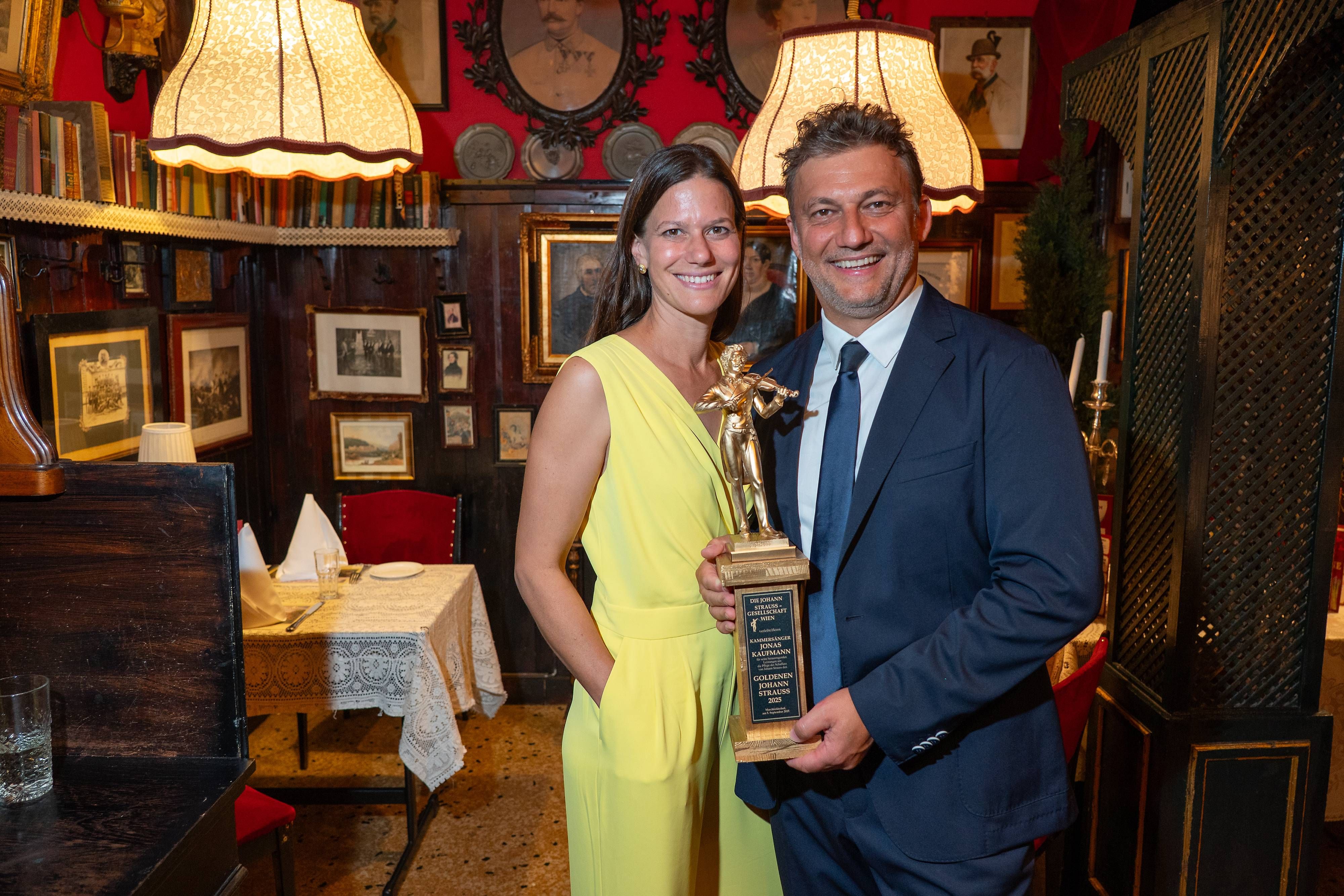 Jonas Kaufmann mit seiner Frau Christiane und der Statue.