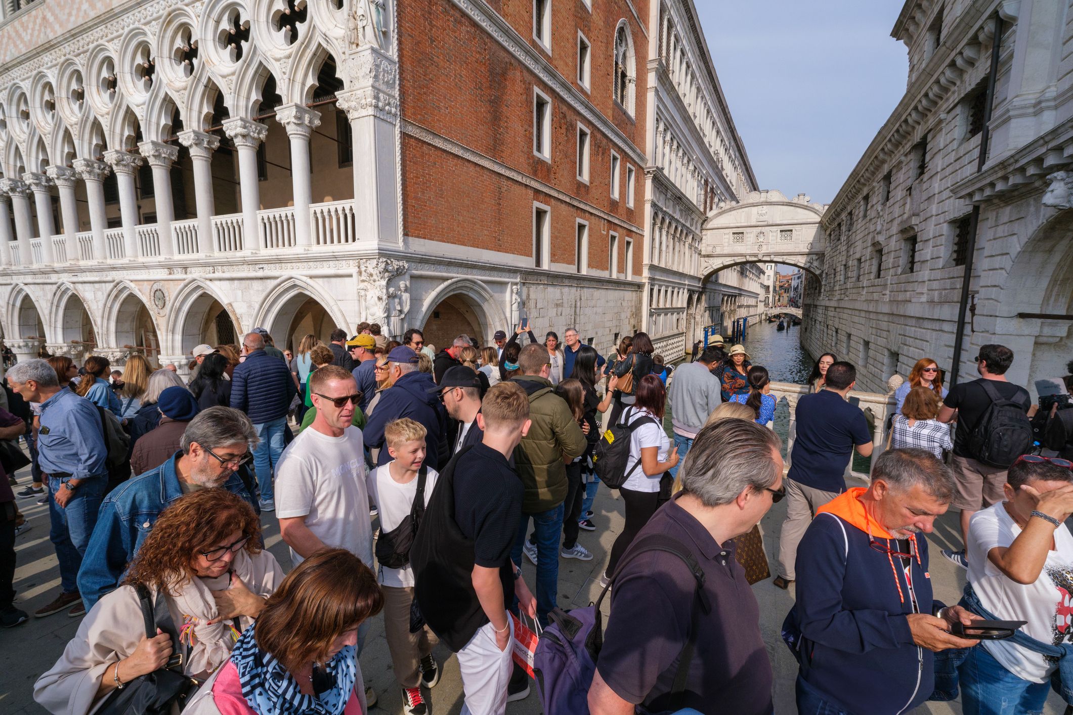 Touristen wie hier in Venedig sind in Italien seit 2023 zu Freiwild für Taschendiebe geworden.