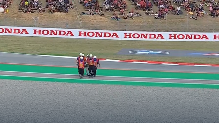 Filip Salac wird nach dem Horrorcrash von der Strecke getragen.