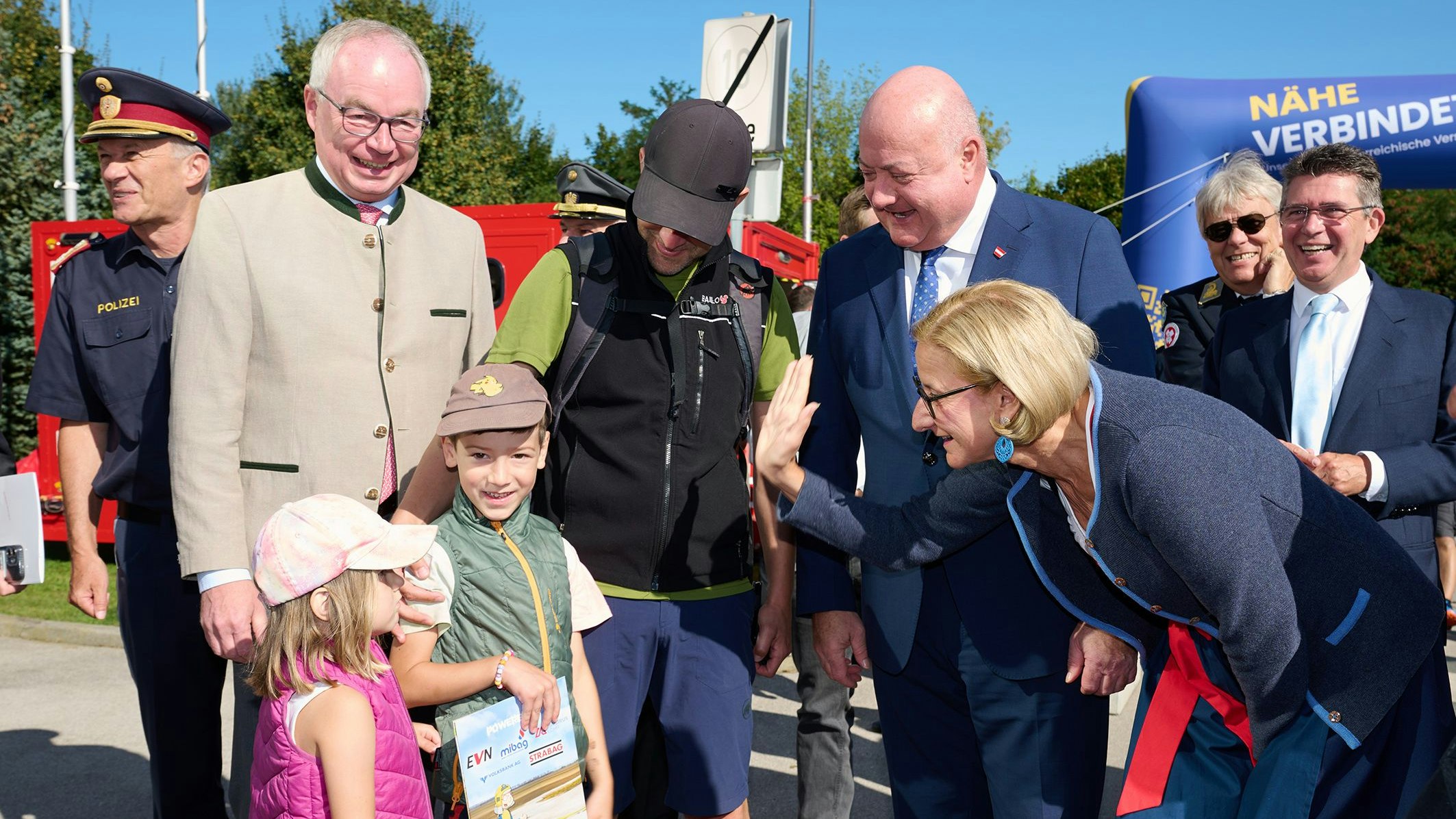 Beim Rundgang durch die KAT mit Besuchern: Landespolizeidirektor Franz Popp, LH-Stellvertreter Stephan Pernkopf, Bundeskanzler Christian Stocker, Landeshauptfrau Johanna Mikl-Leitner, NÖ Samariterbund Präsident Hannes Sauer und Tullns Bürgermeister Peter Eisenschenk (v.l.n.r.)