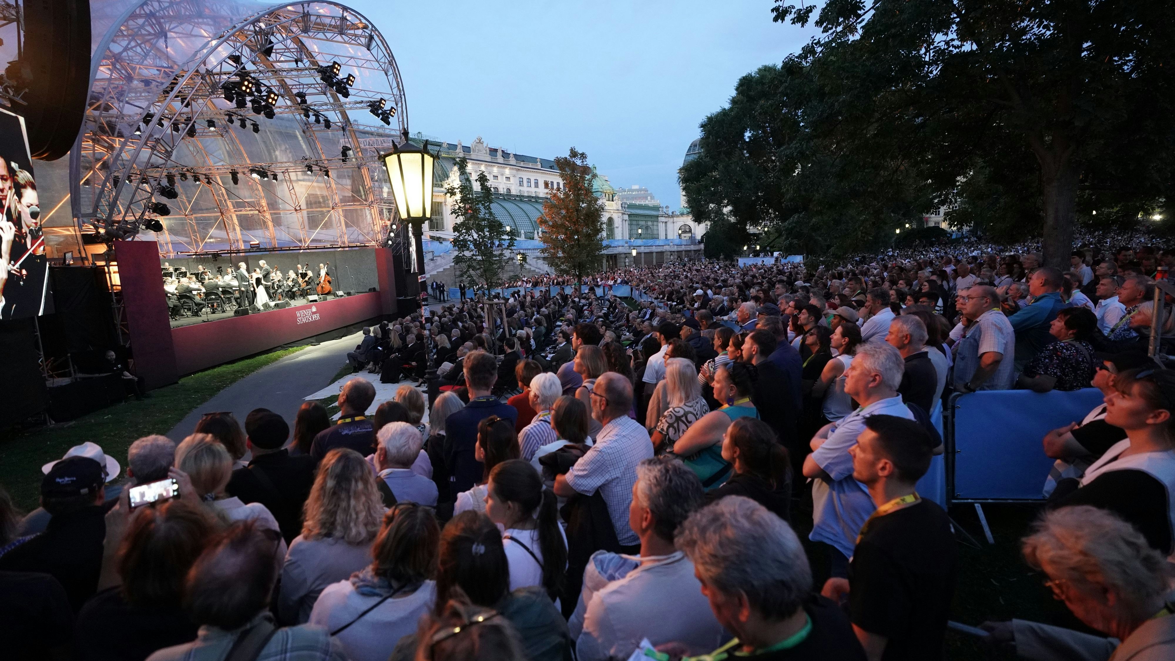 Heute.at - 7.000 Besucher! Klassik-Fans stürmen Wiener Burggarten