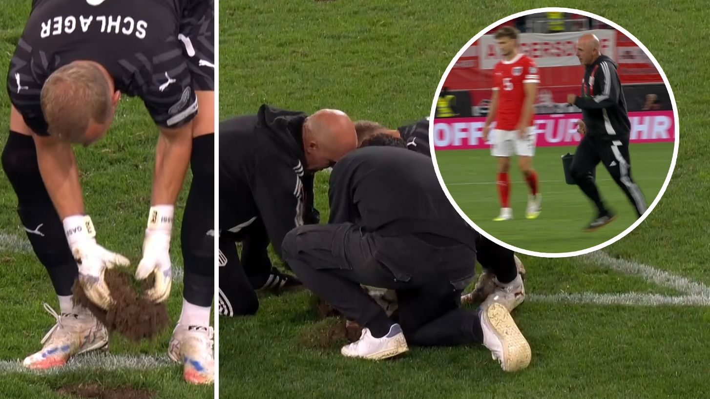 Greenkeeper Harald Faldner und ÖFB-Keeper Alexander Schlager reparieren das Grün in Linz.