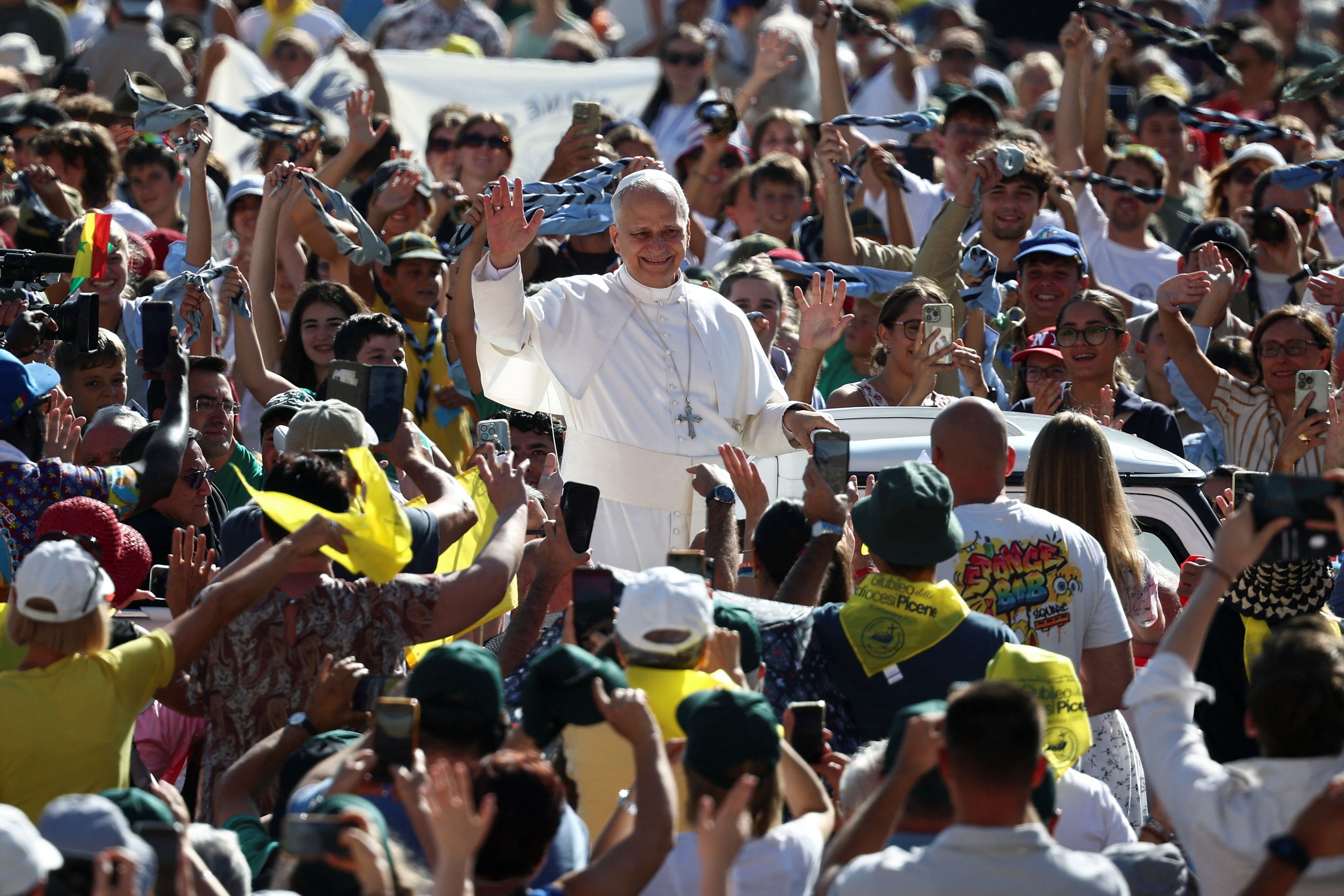 Papst Leo versetzte unabsichtlich einem Kameramann einen Schlag. 