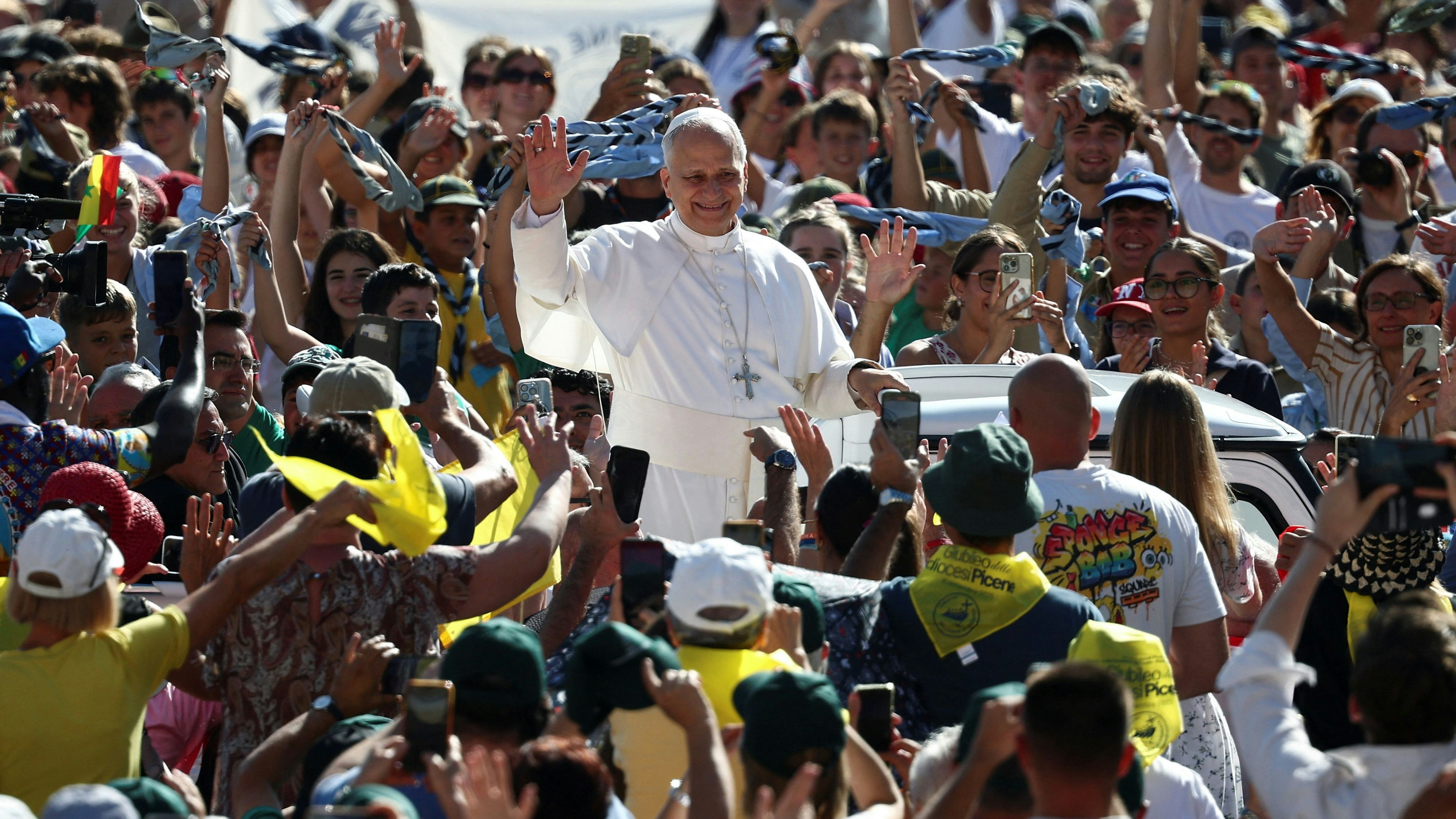 Heute.at - Panne im Vatikan! Papst versetzt Kameramann Schlag