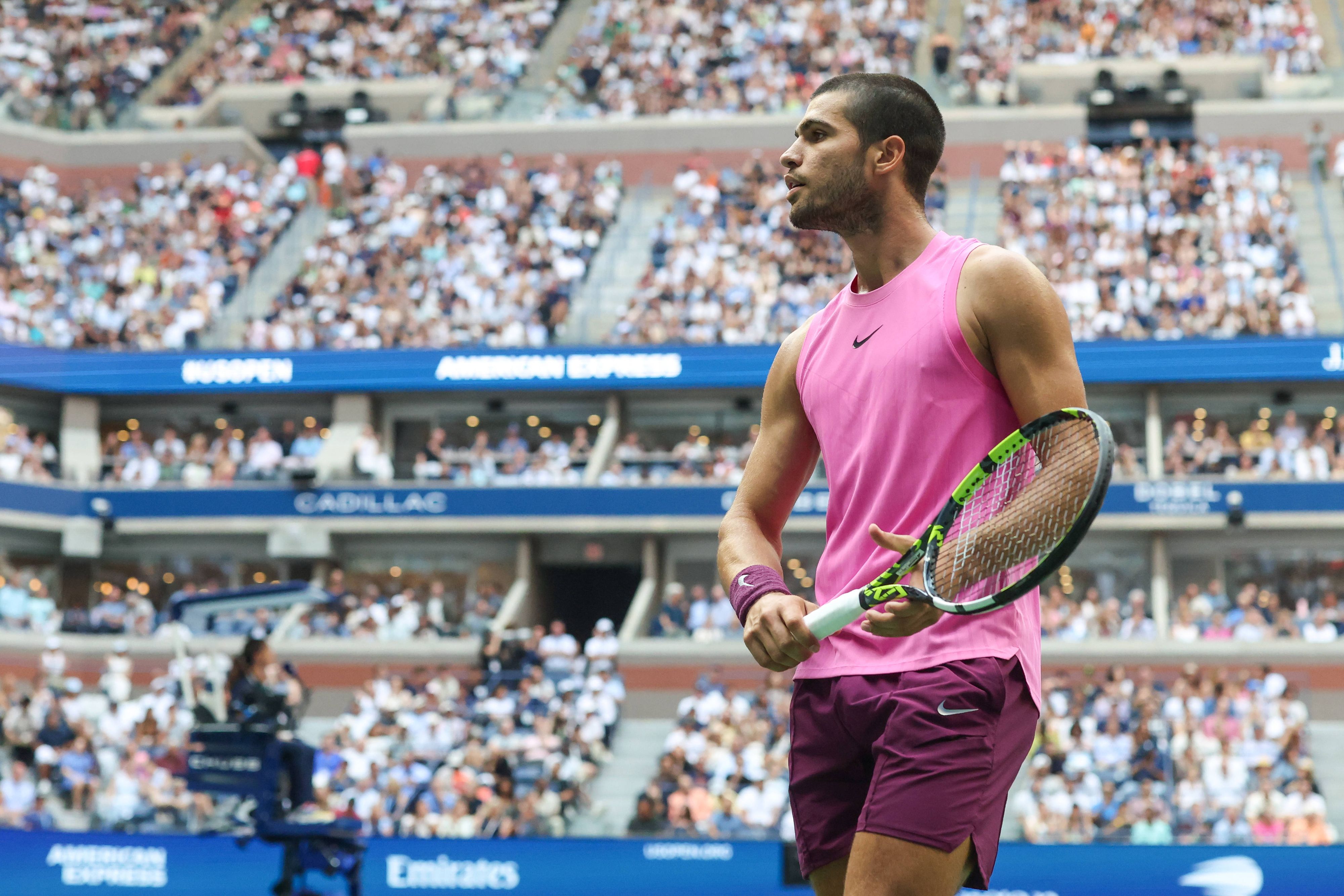 Unter anderem schaut Donald Trump Carlos Alcaraz auf die Hände.