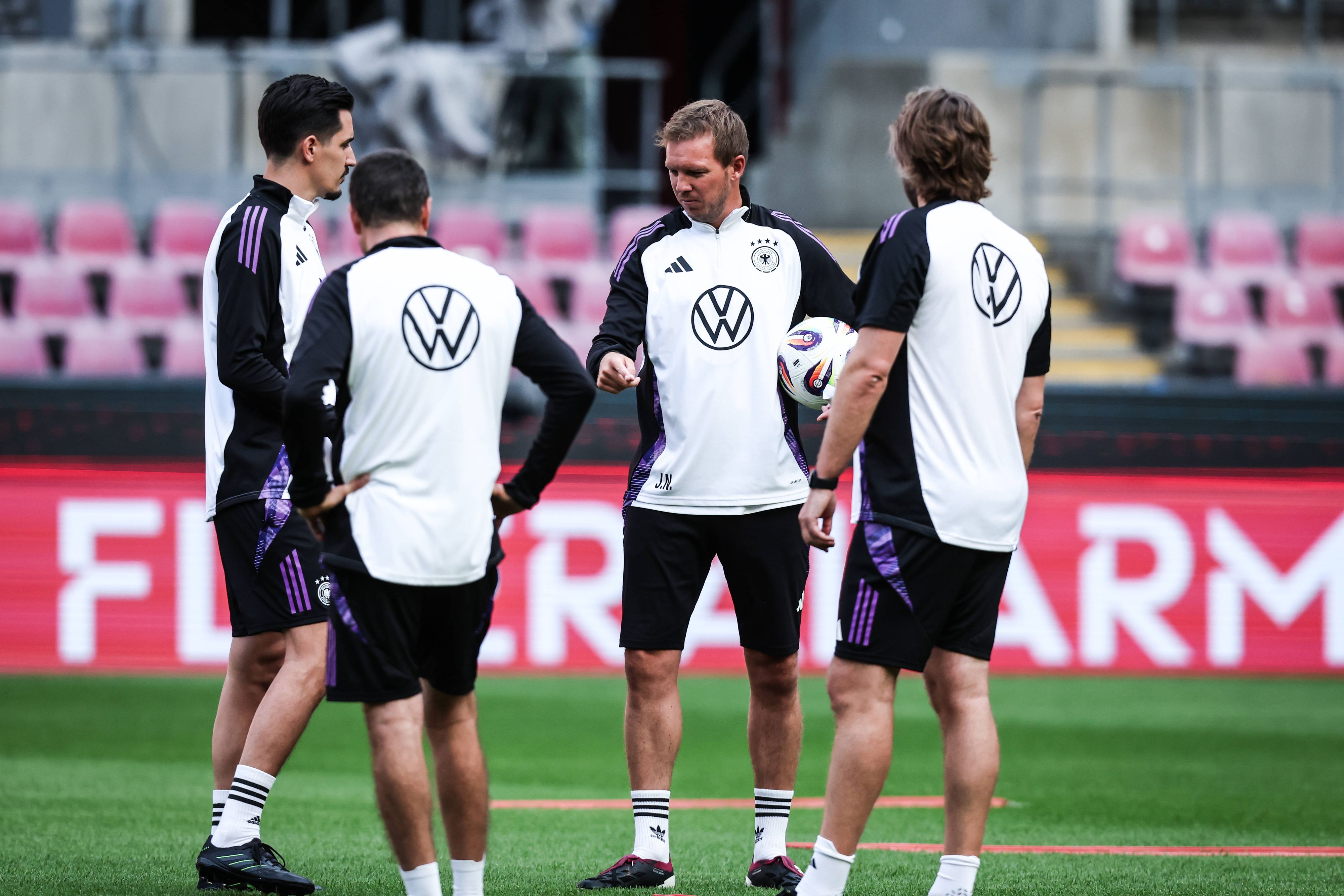 Rauchende Köpfe beim DFB-Trainerteam.