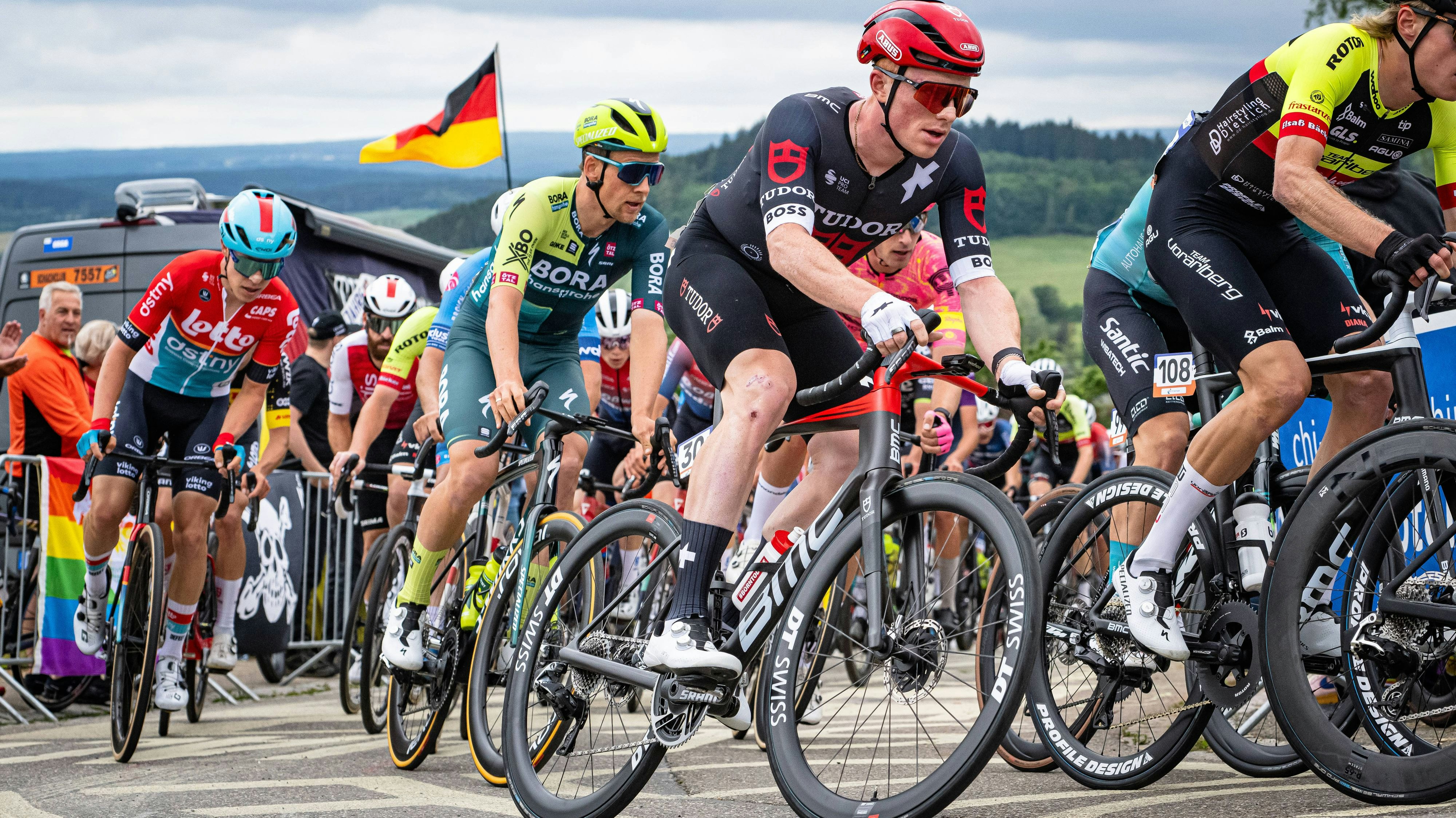 Heute.at - Massen-Crash mit 70 Verletzten – Radrennen abgebrochen