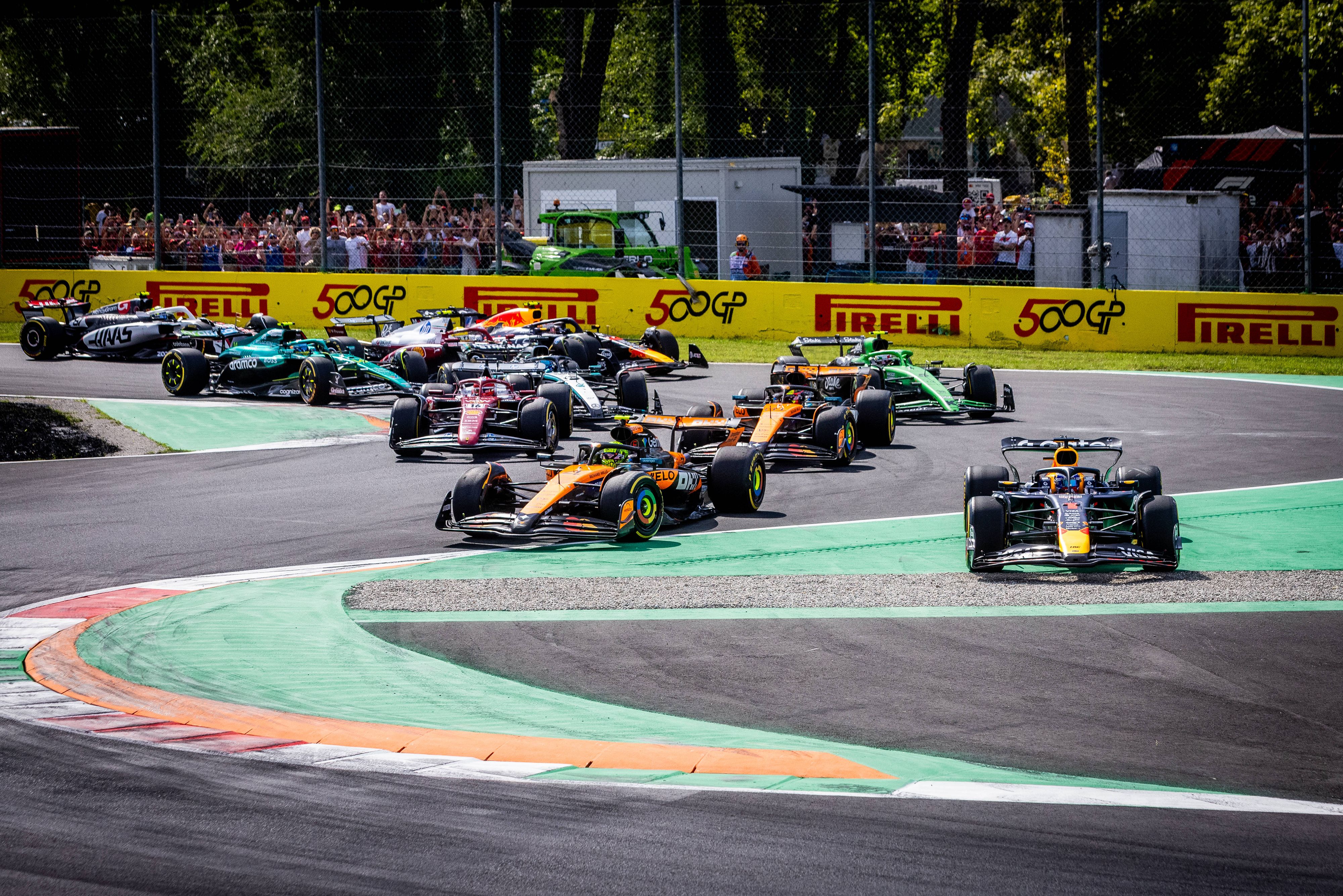 Max Verstappen kürzt ab. Lando Norris platzt am Funk der Kragen.