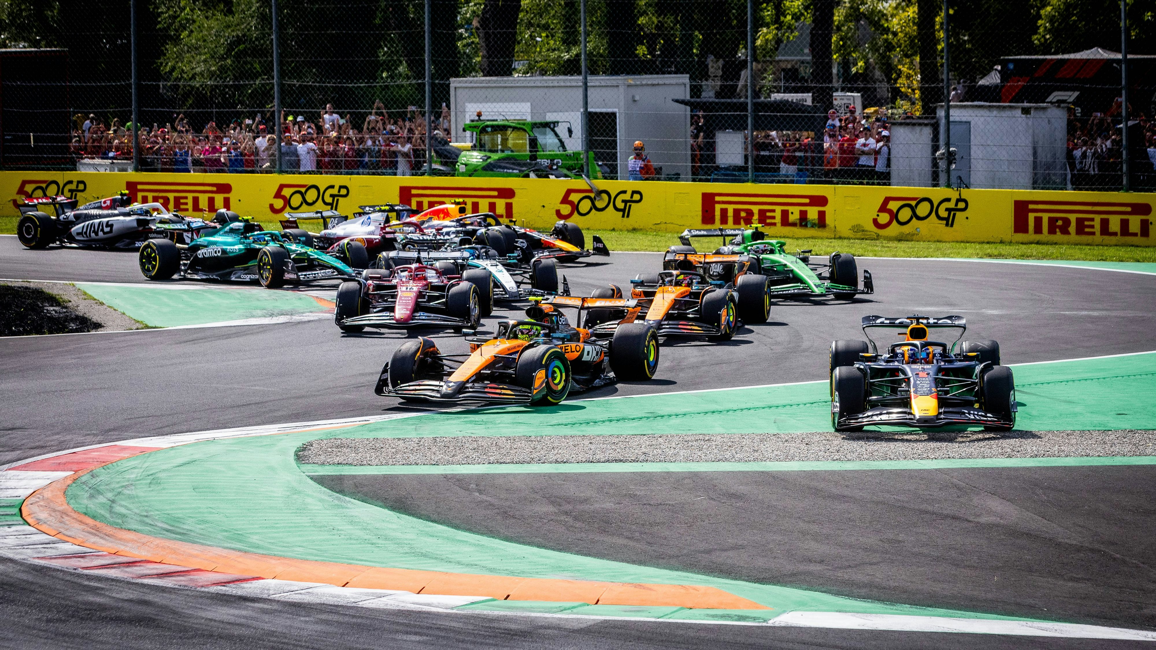 Max Verstappen kürzt ab. Lando Norris platzt am Funk der Kragen.