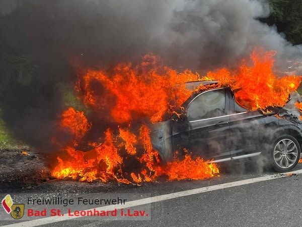 Das Auto wurde durch die Flammen vollkommen zerstört.