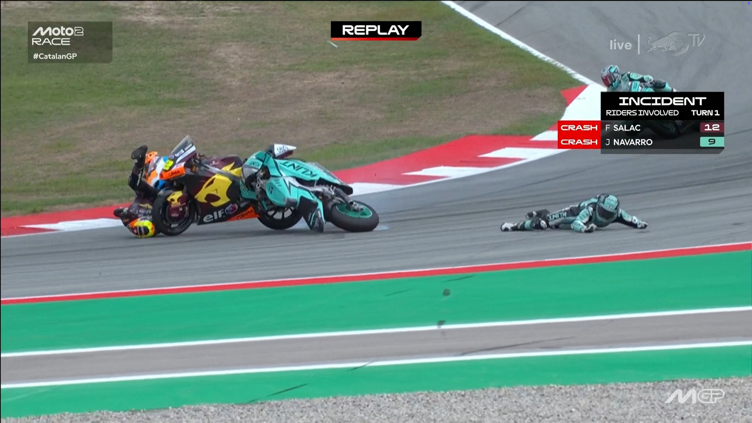 Filip Salac wird vom Vorderrad seiner Maschine getroffen.