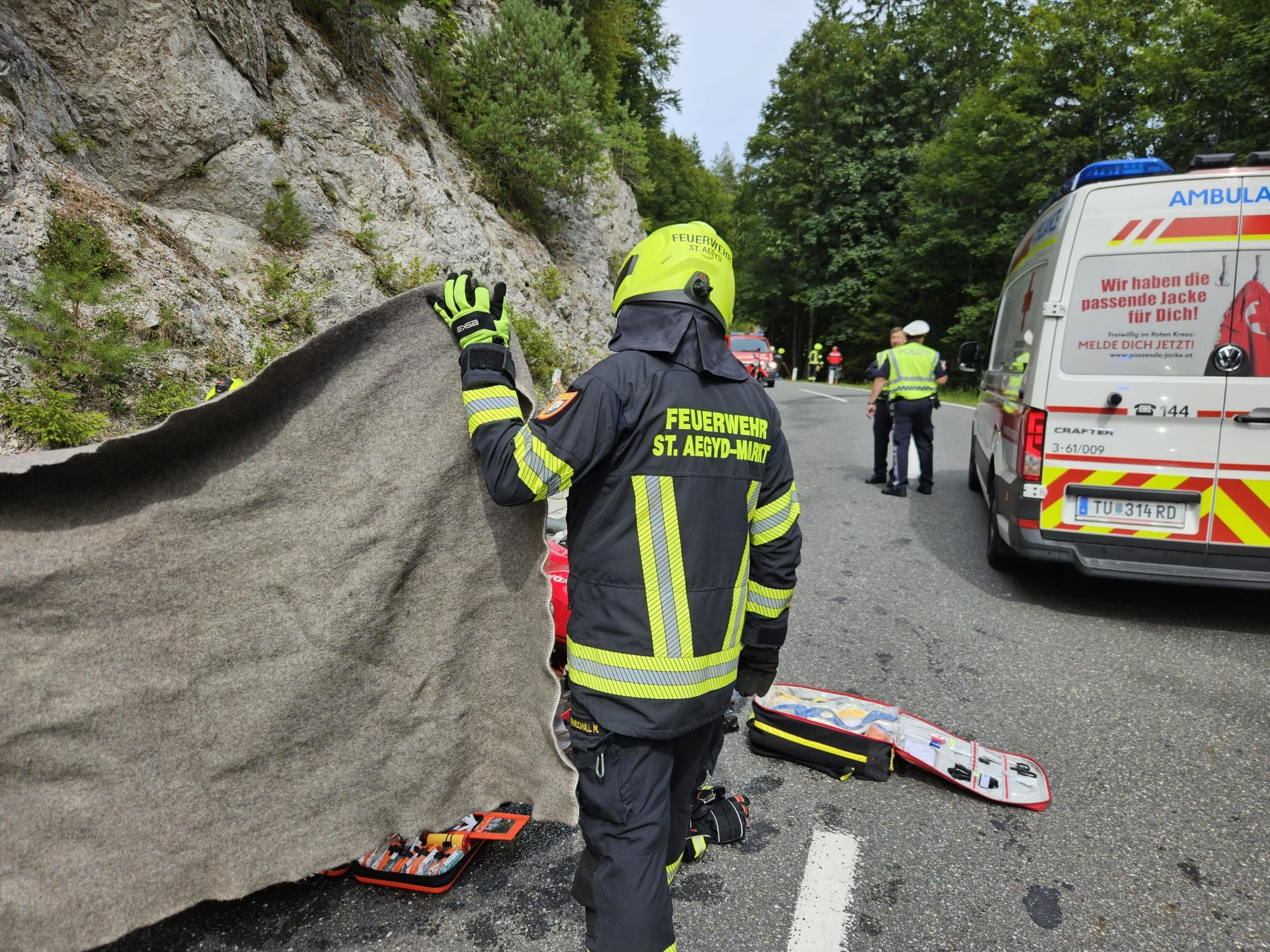 Einsatzkräfte nach frontalem Motorrad-Crash 