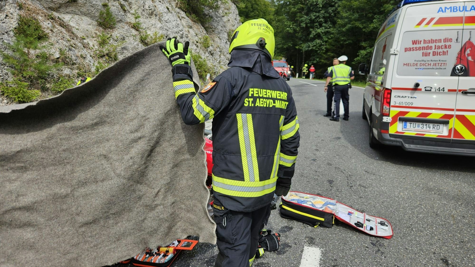 Heute.at - Drei Schwerverletzte nach Motorrad-Crash: Straßensperre