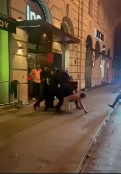 Der aggressive Mann hatte gegen die Security keine Chance.