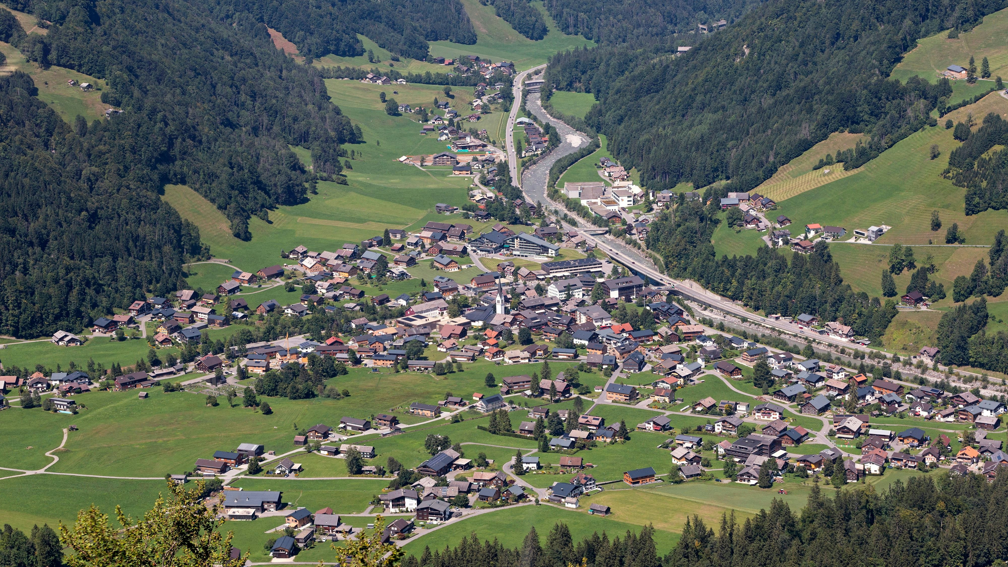 Heute.at - Pkw gerät in Gegenverkehr – Lenker hat keine Chance