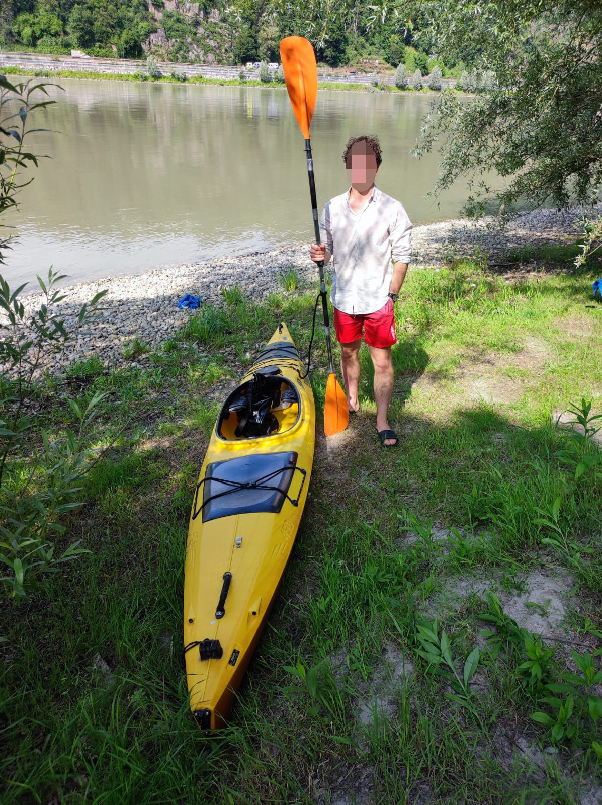 Der 24-Jährige startete sein Kajak-Abenteuer an der Donau in Linz.