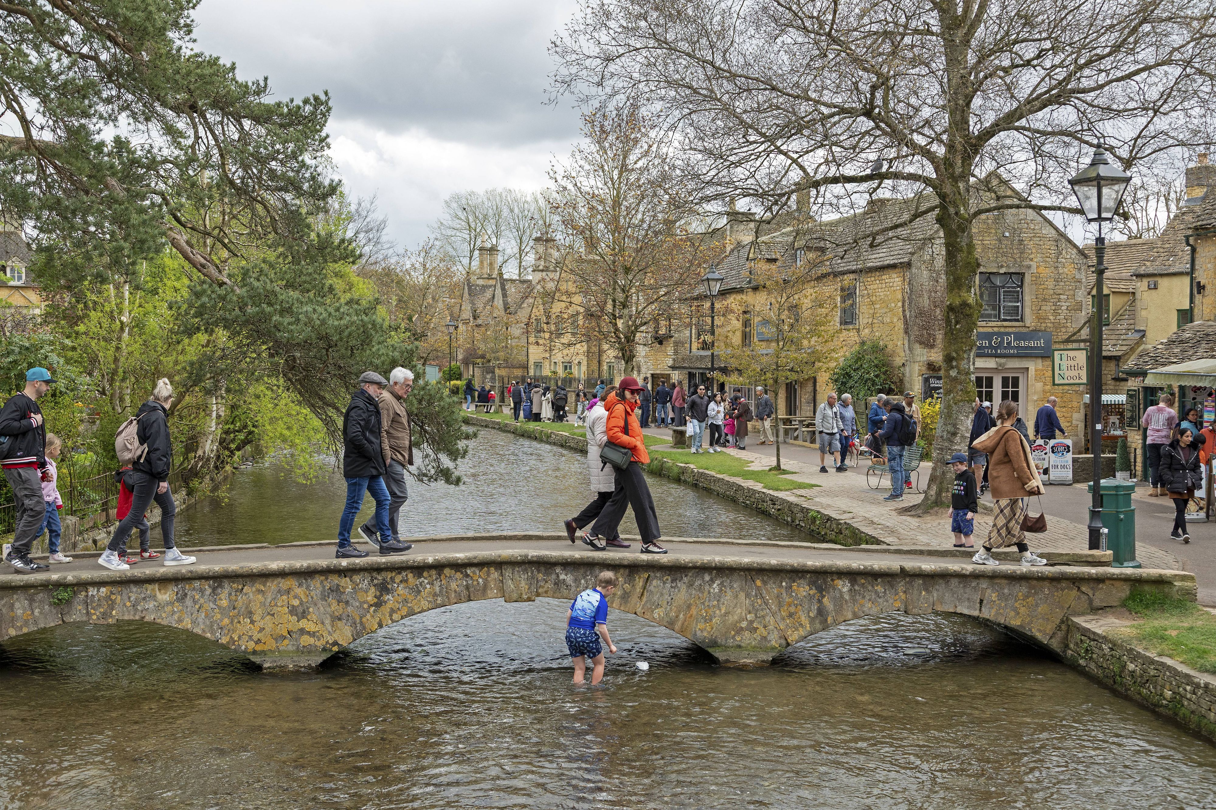 Das englische Städtchen Bourton-on-the-Water ist in den letzten Jahren bei Touristen immer beliebter geworden.