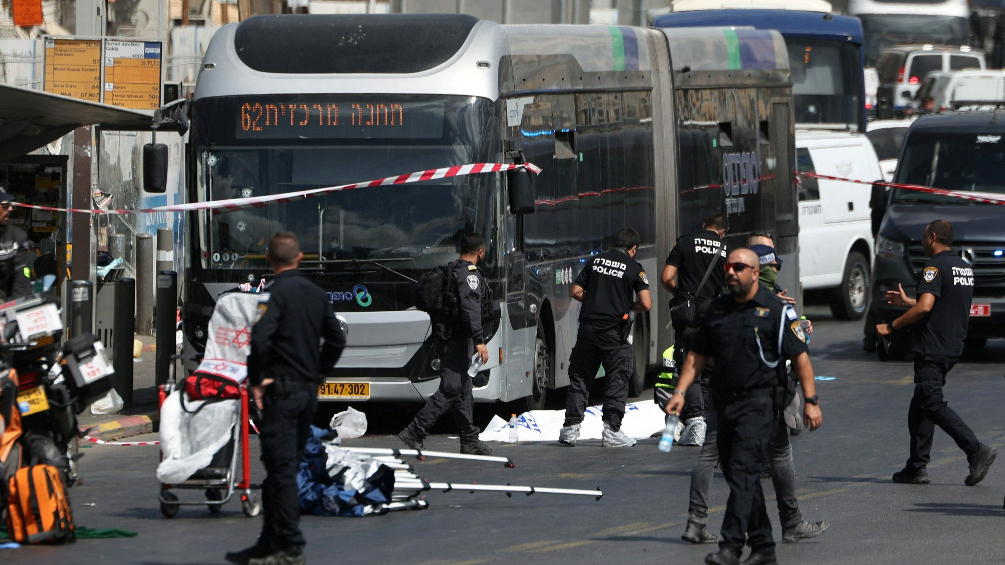 Israeli police officers work at the scene where a suspected shooting attack took place at the outskirts of Jerusalem September 8, 2025 REUTERS/Ronen Zvulun