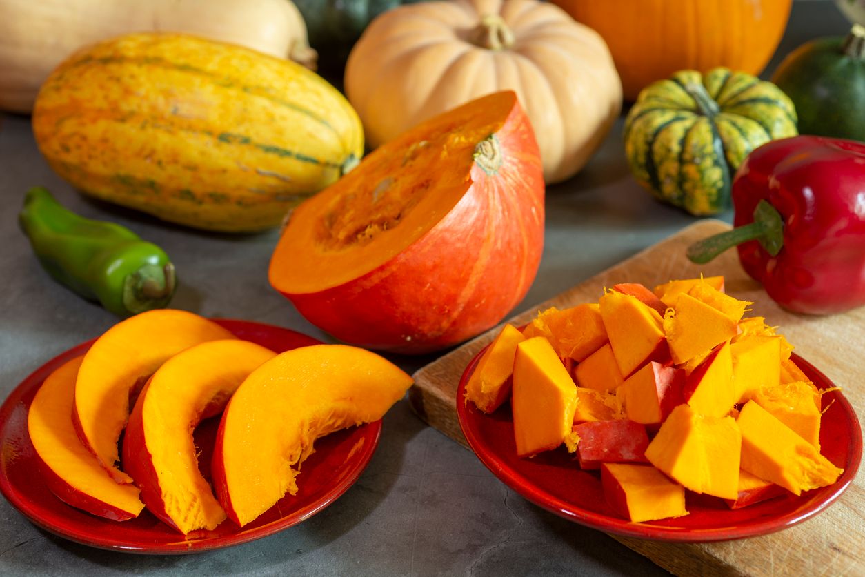 Der Hokkaido mag der bekannteste Kürbis in den heimischen Küchen sein, ist jedoch bei weitem nicht der einzige, der mit Schale gegessen werden kann.
