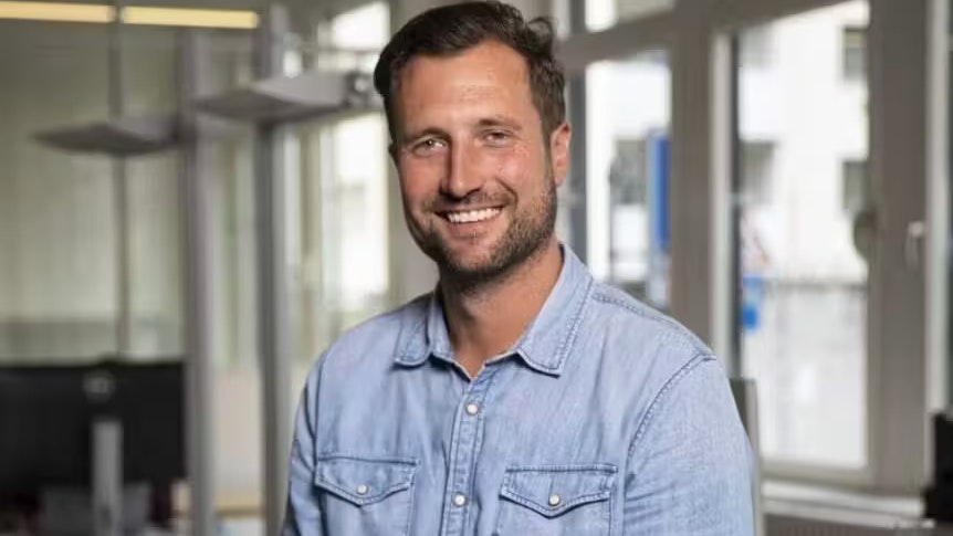 Laut <strong>Fabian Plüss</strong>, Managing Founder von AMA AI Media Agency und CEO der Swiss Influencer Award AG, ist es für Unternehmen  sogar vorteilhaft, wenn Rabattcodes noch stärker verbreitet werden.